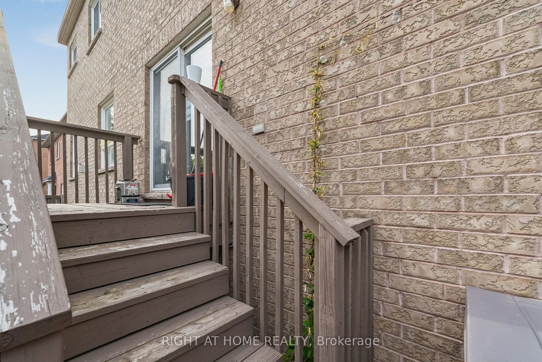 13 Weston Crescent