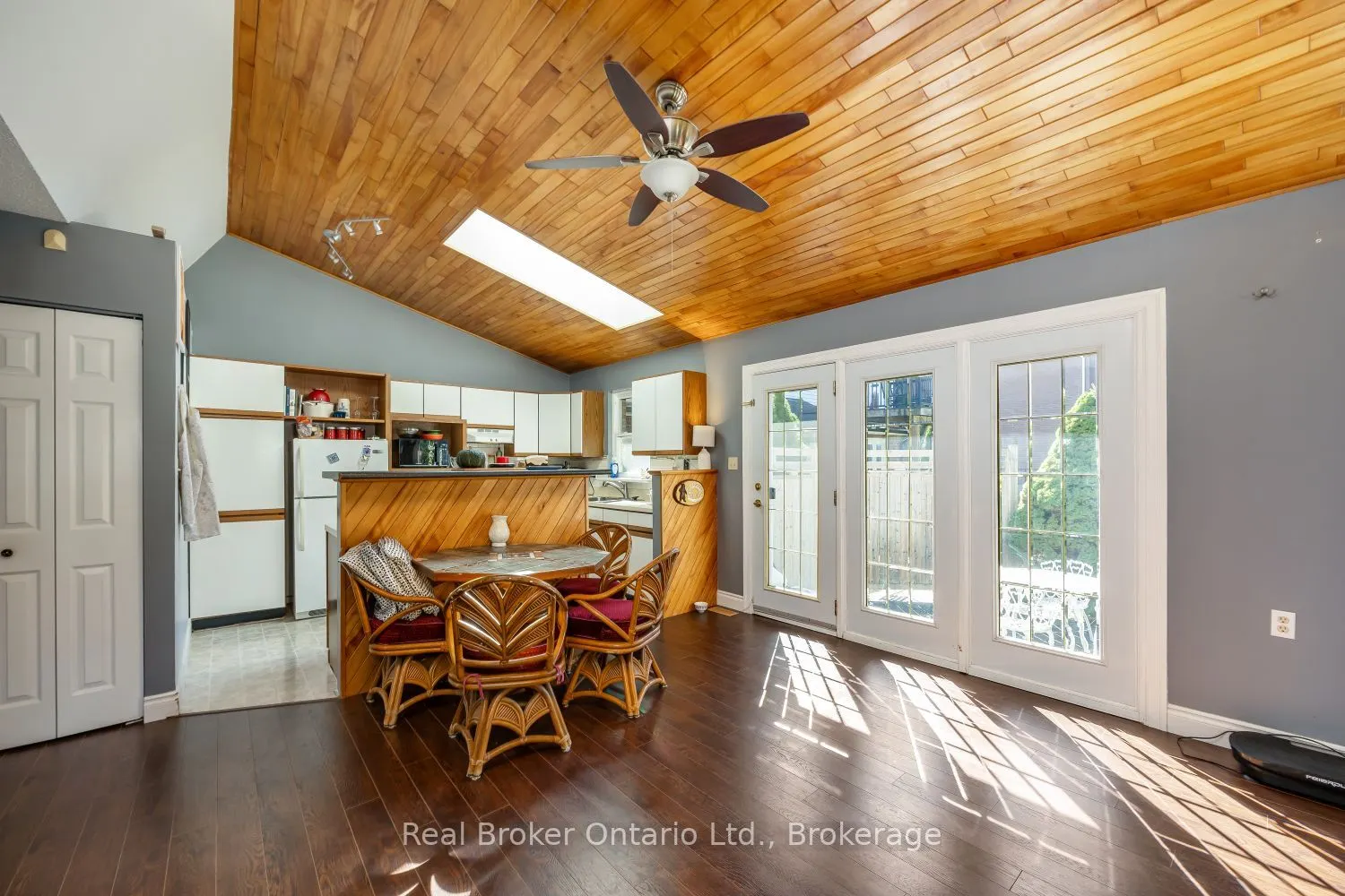 18 Concession Street W