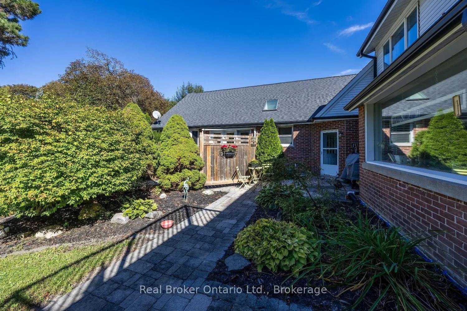 18 Concession Street W