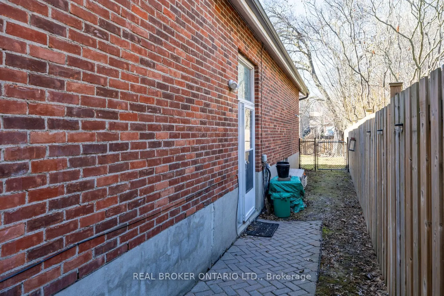 18 Concession Street W