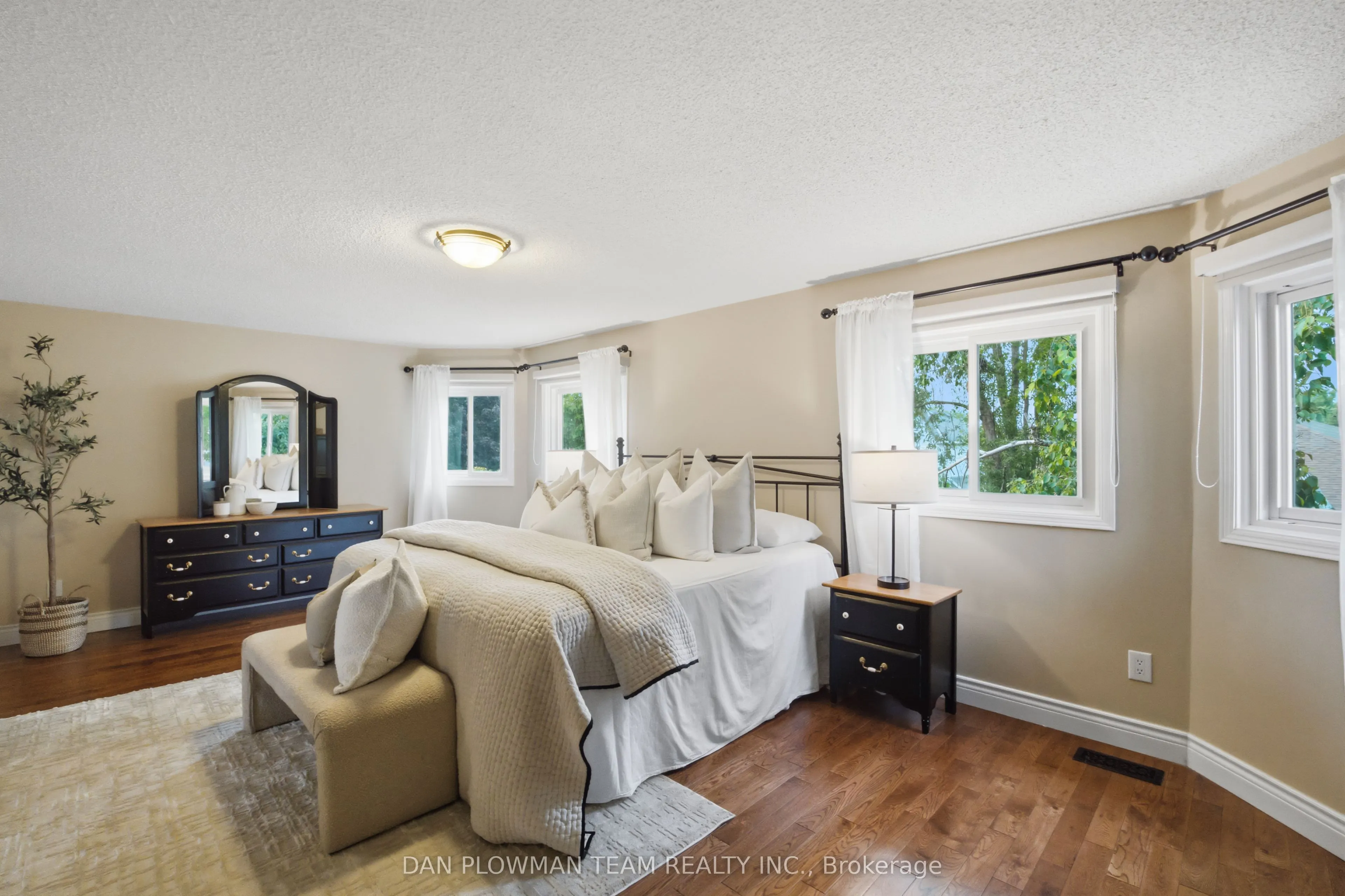 6 Saddlebrook Court