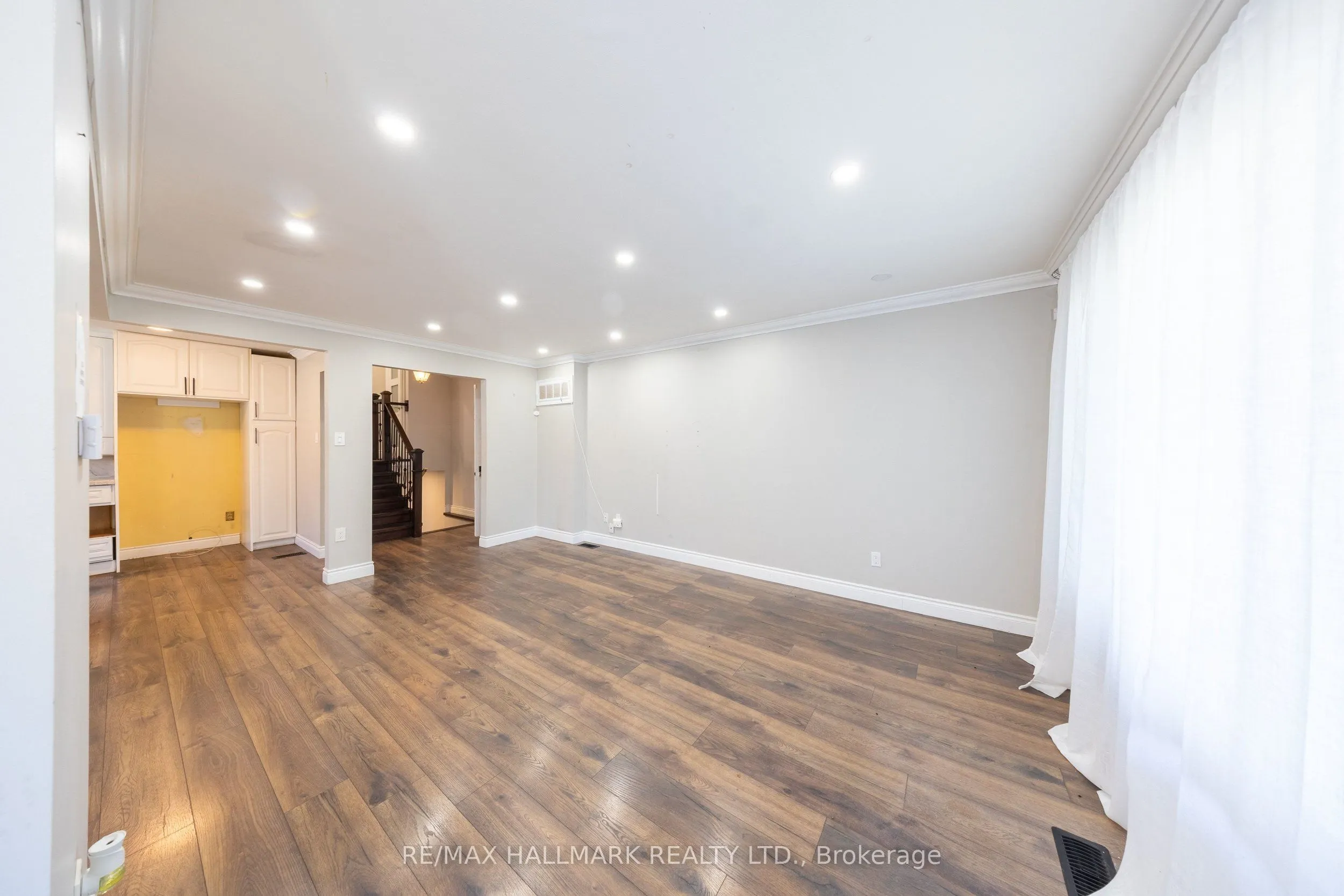 109 Thickson Road S