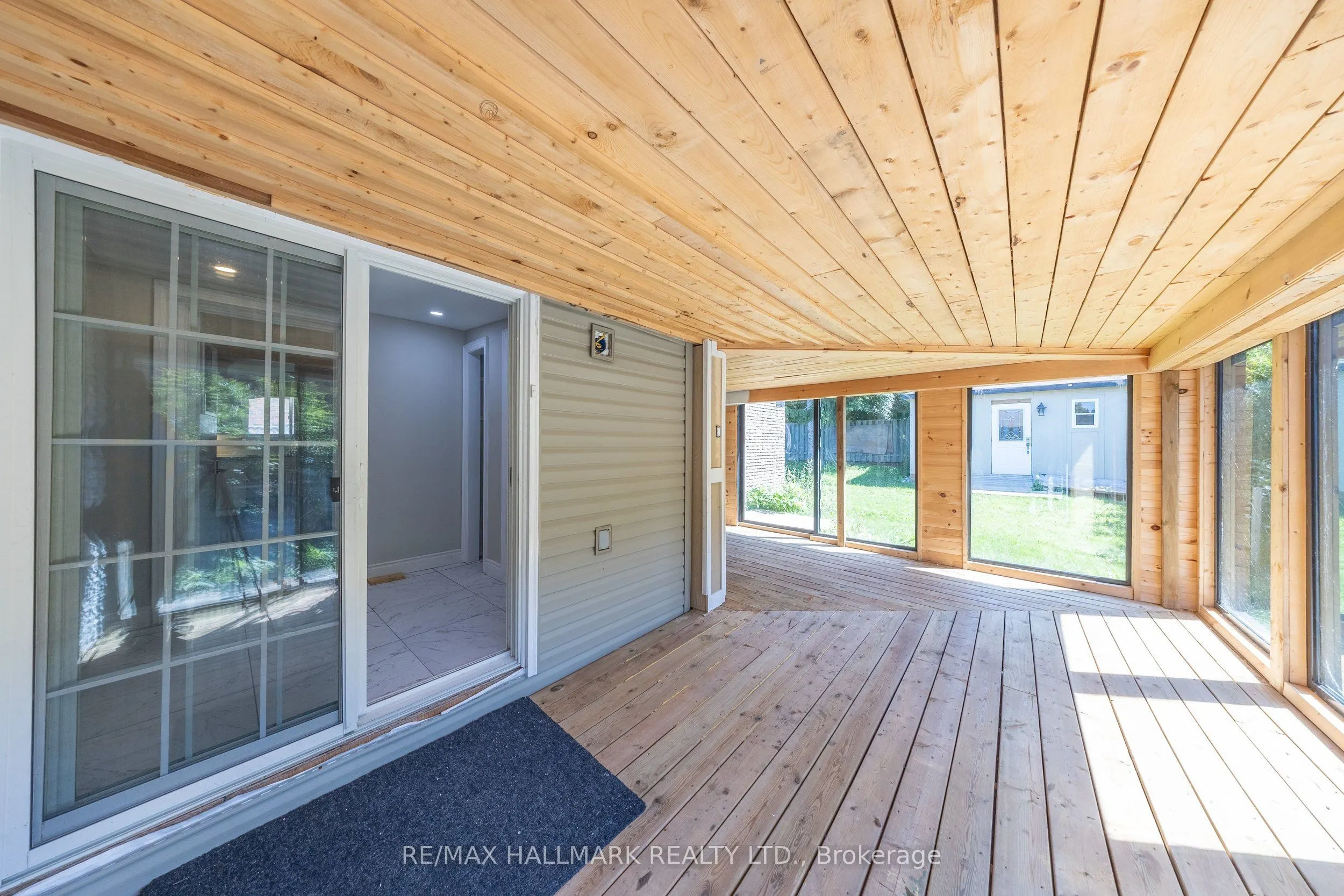 109 Thickson Road S