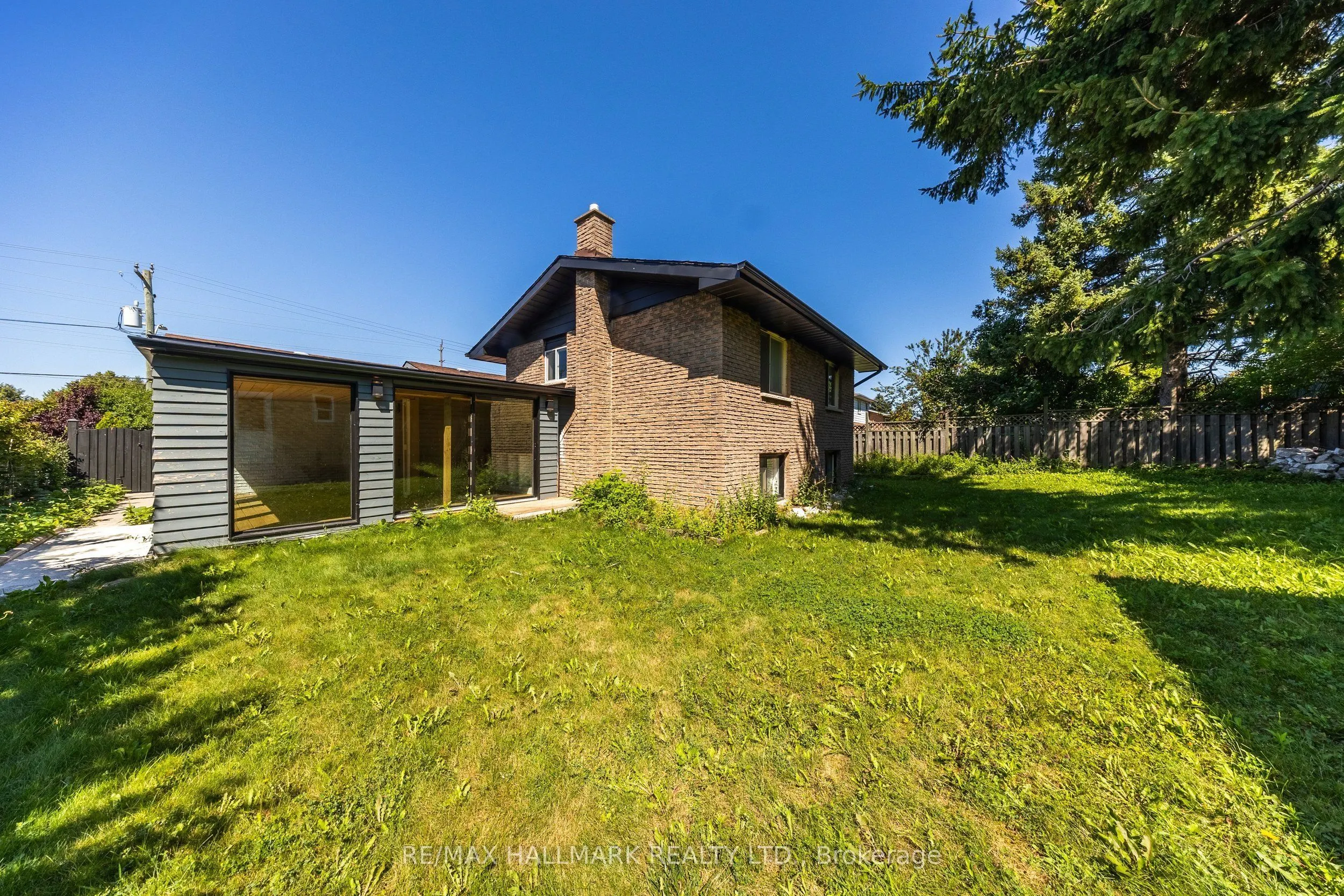 109 Thickson Road S