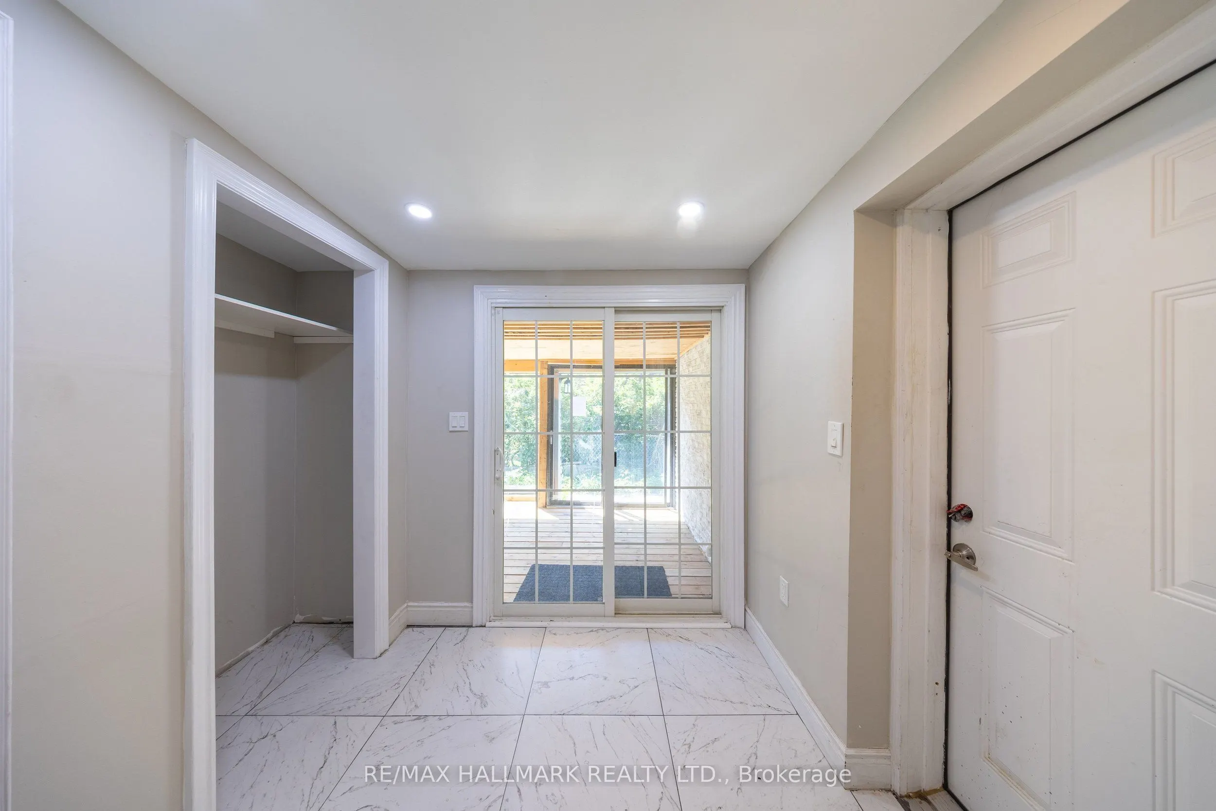 109 Thickson Road S