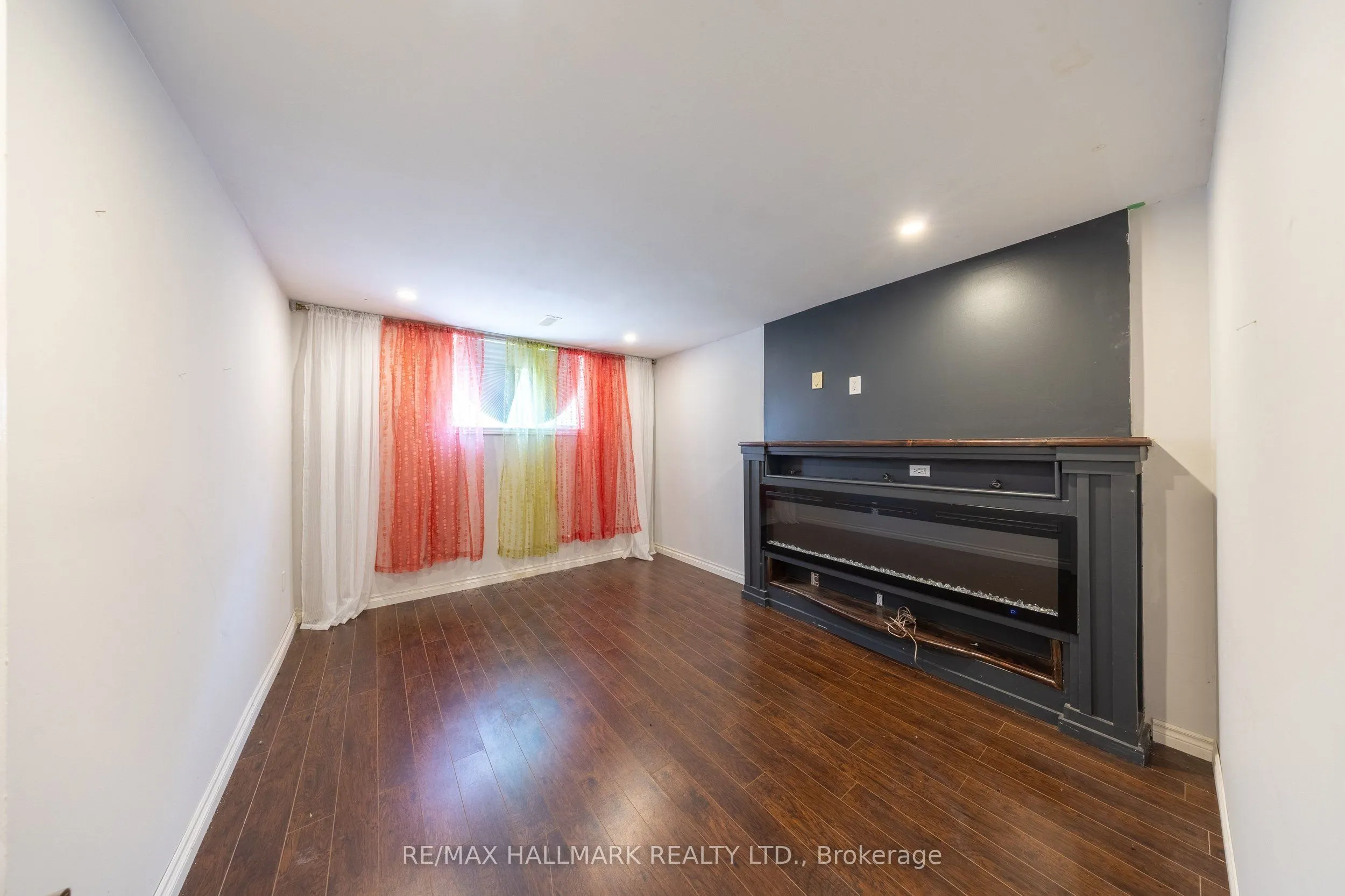 109 Thickson Road S