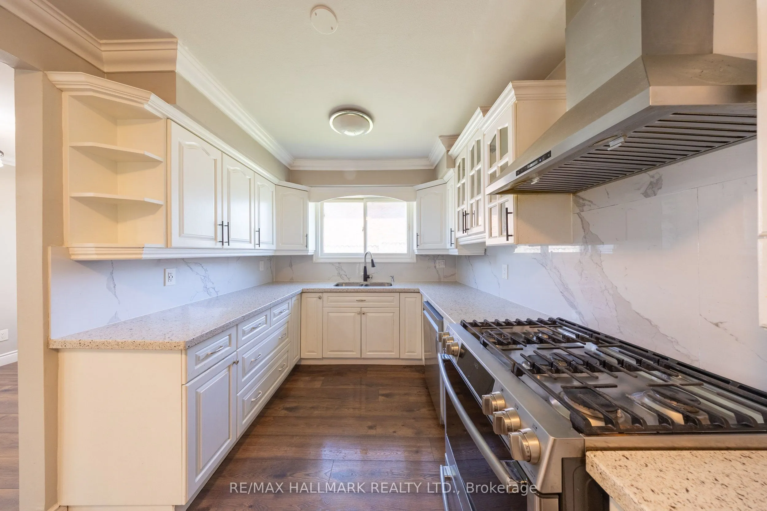 109 Thickson Road S