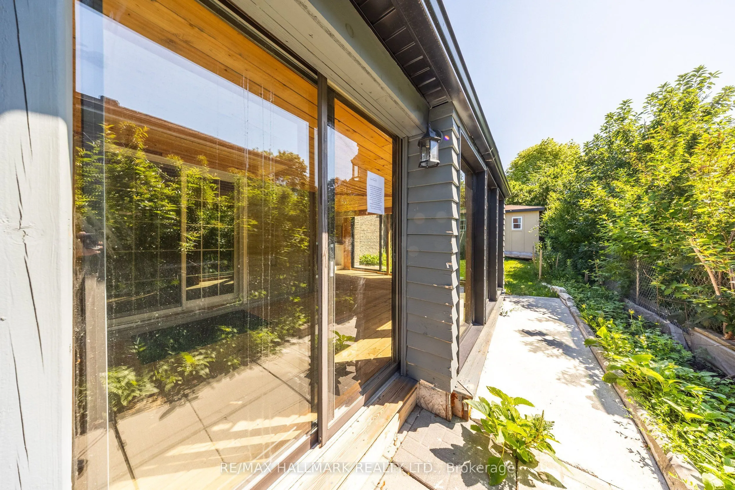 109 Thickson Road S