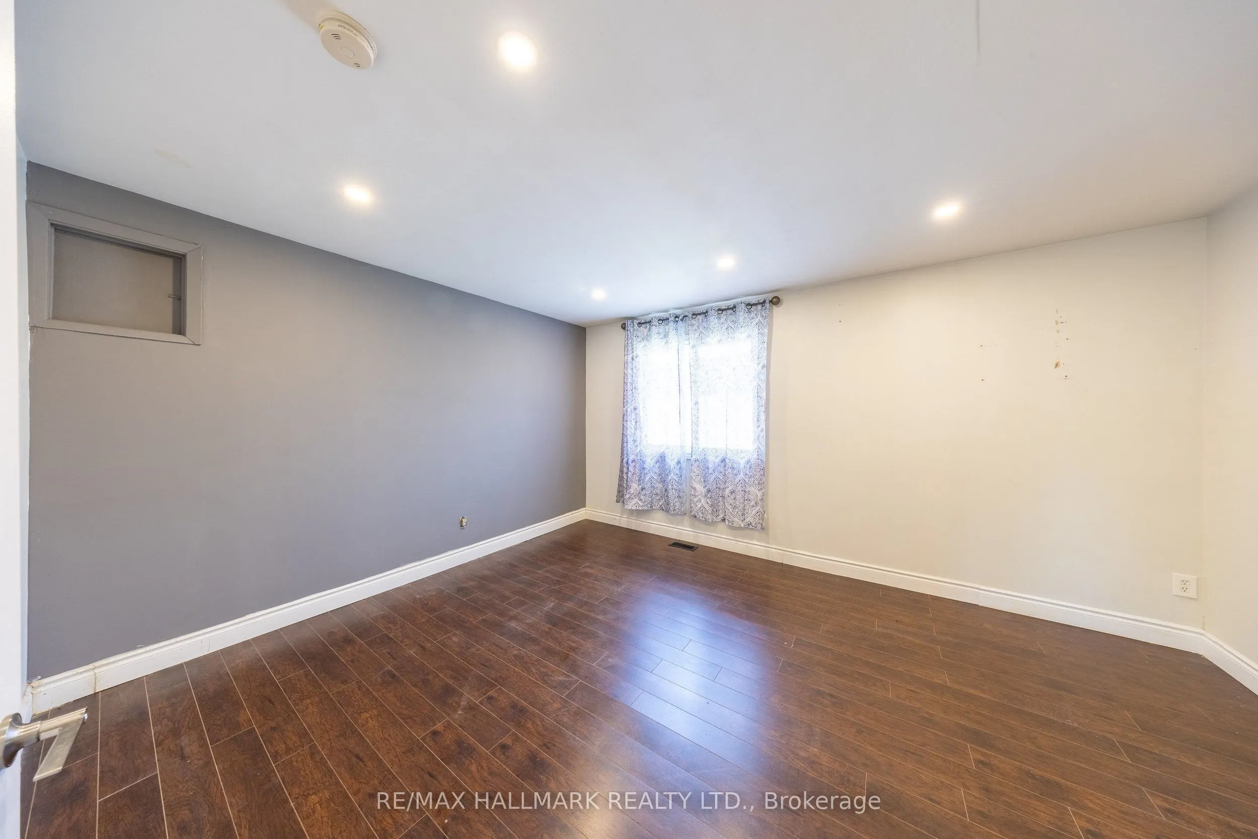 109 Thickson Road S