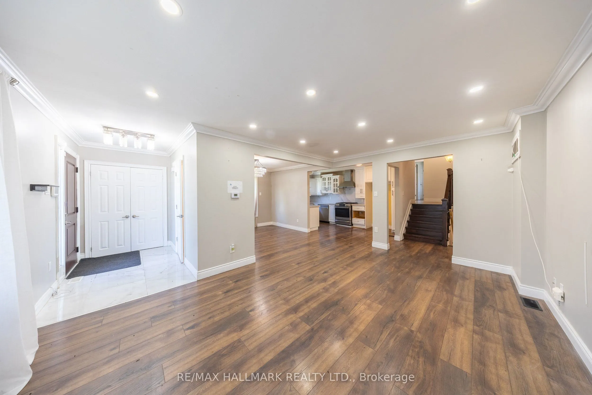 109 Thickson Road S