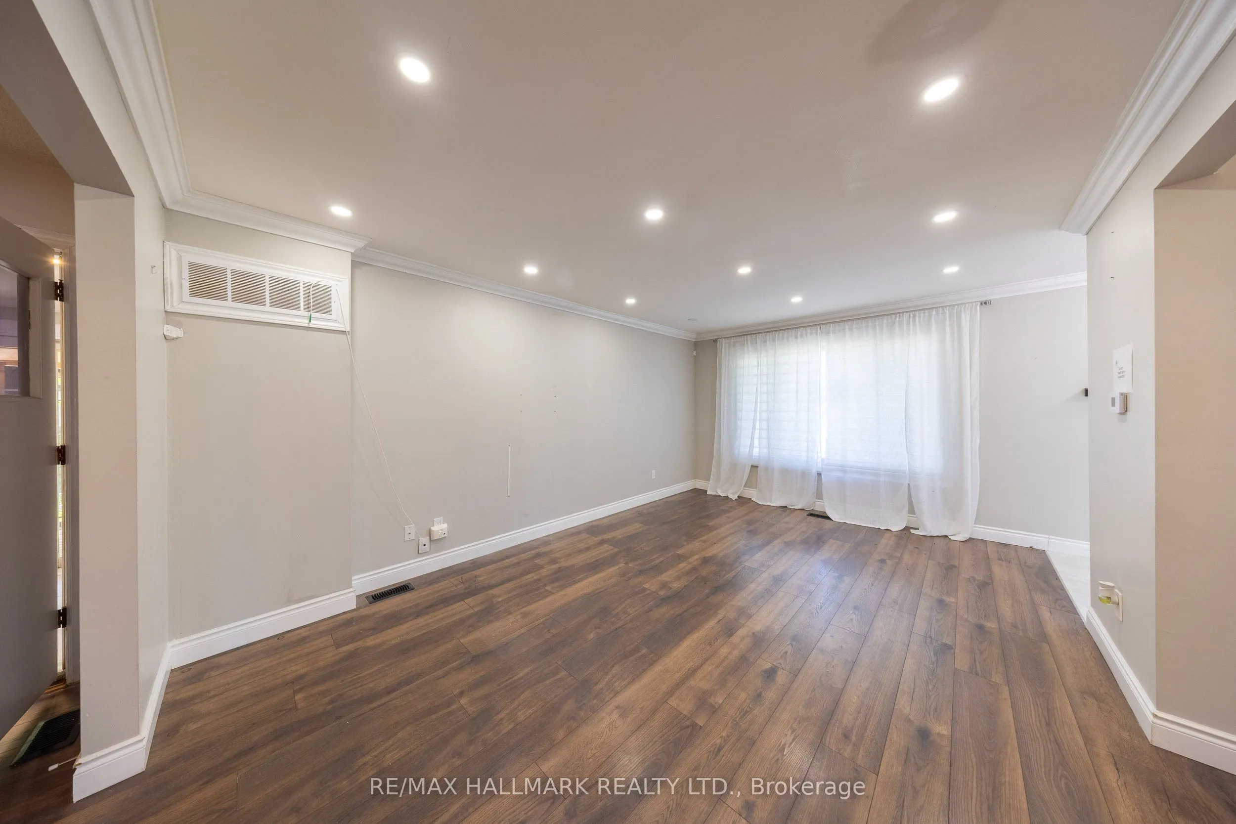 109 Thickson Road S