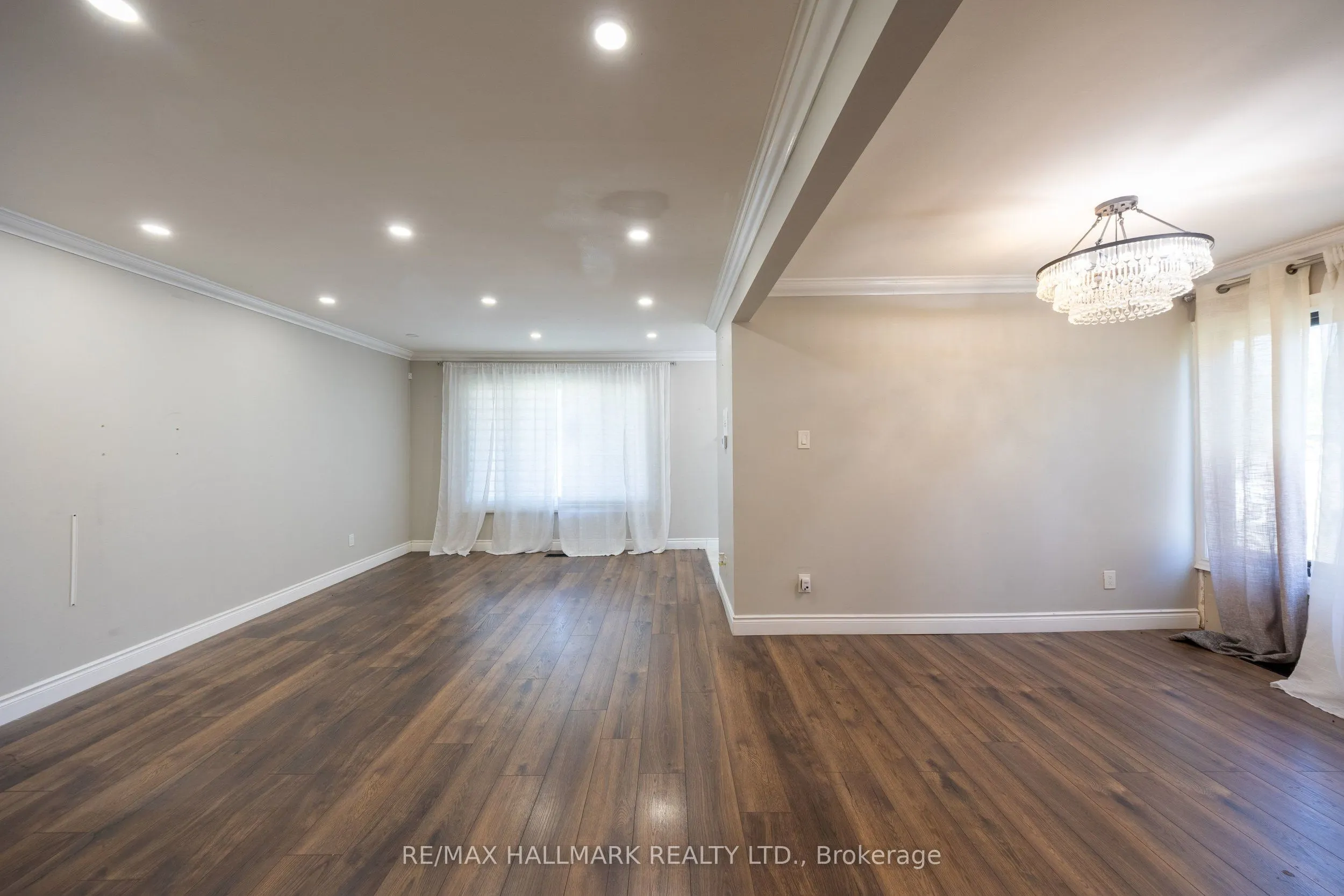 109 Thickson Road S