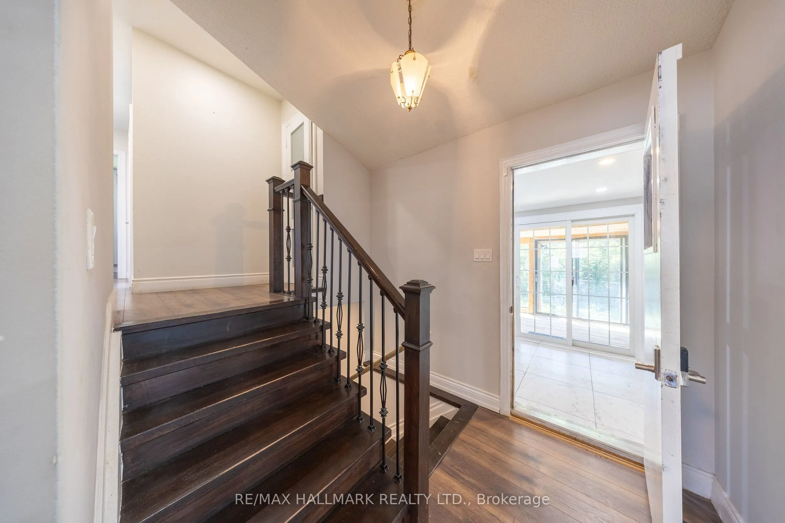 109 Thickson Road S