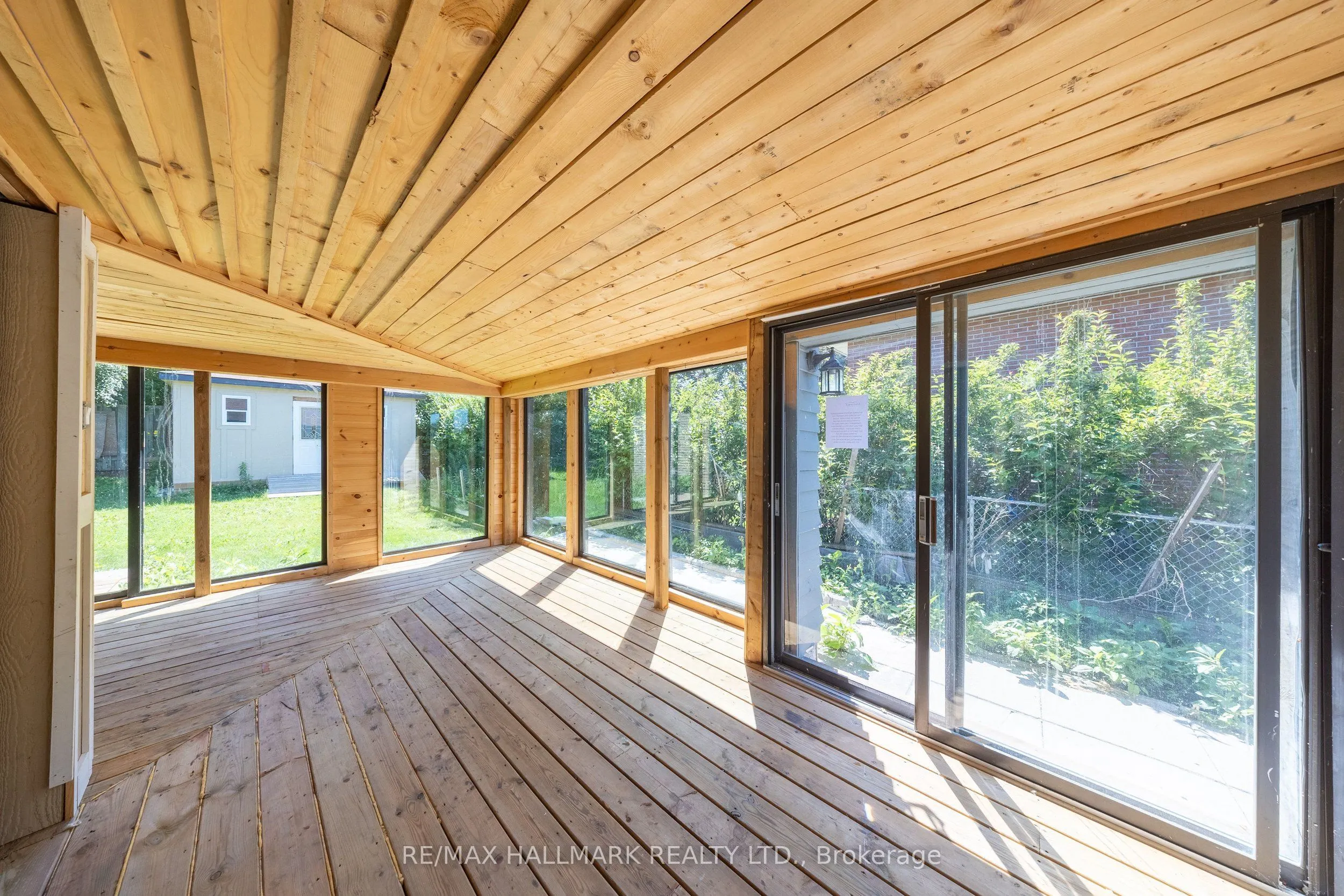109 Thickson Road S