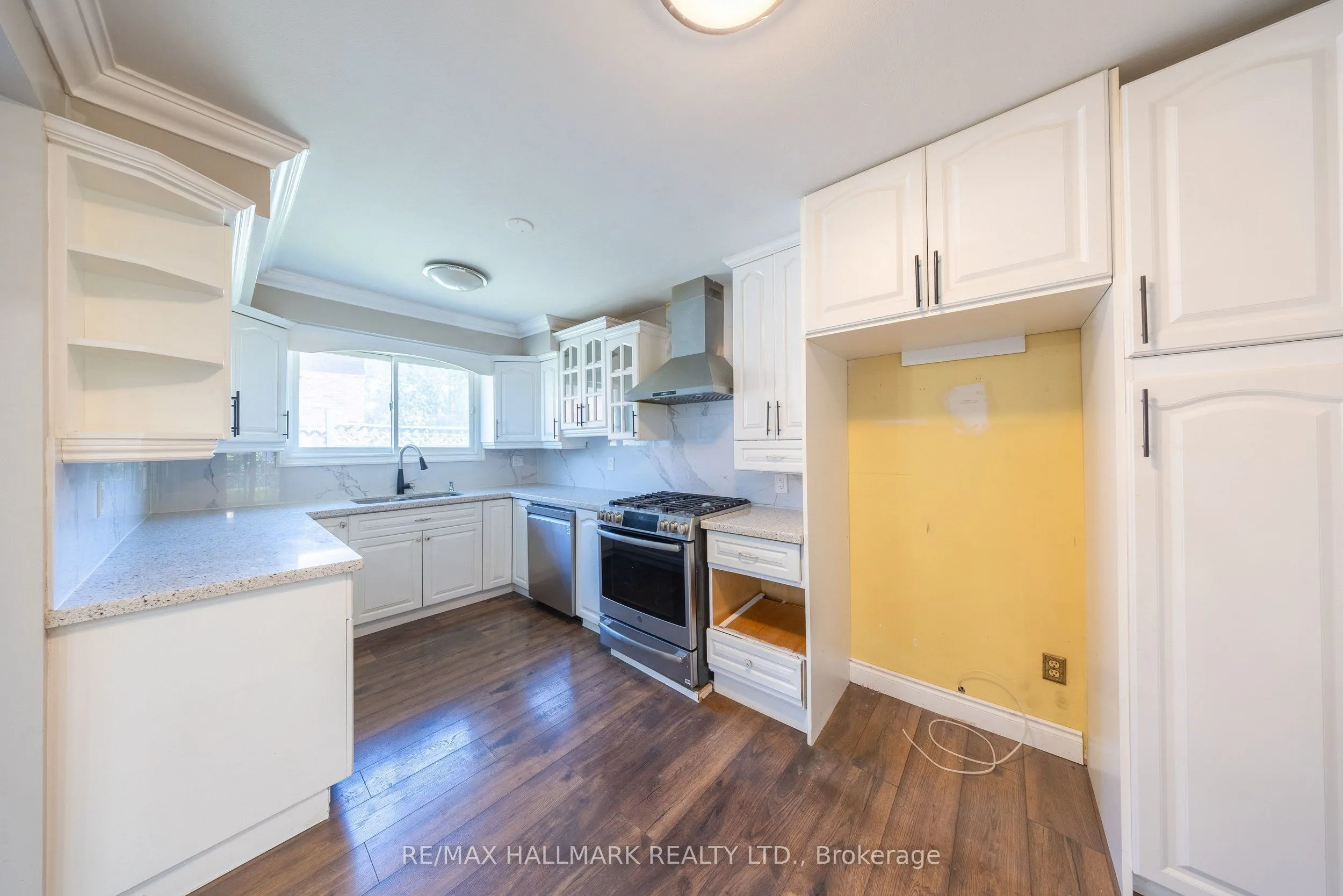109 Thickson Road S
