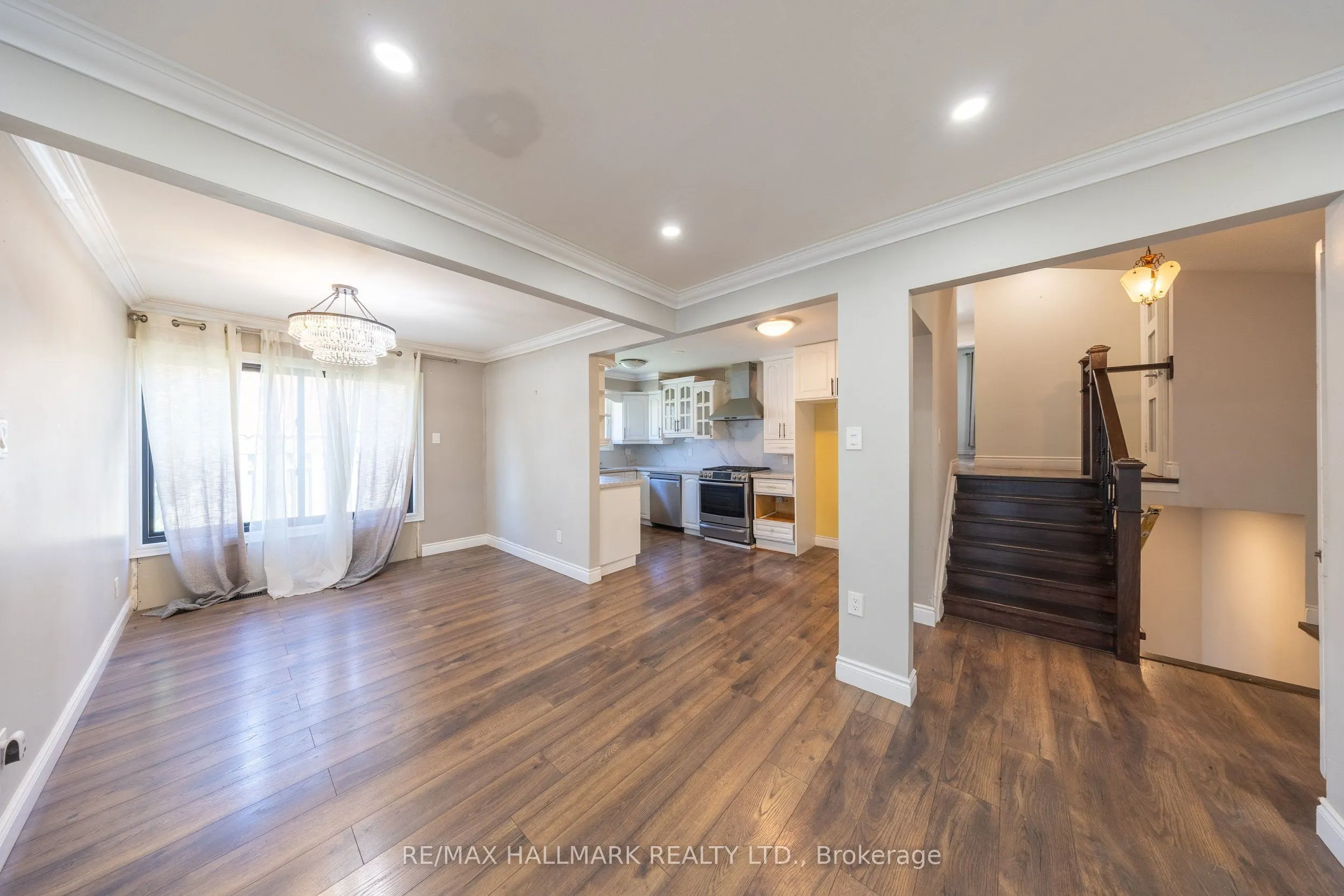 109 Thickson Road S