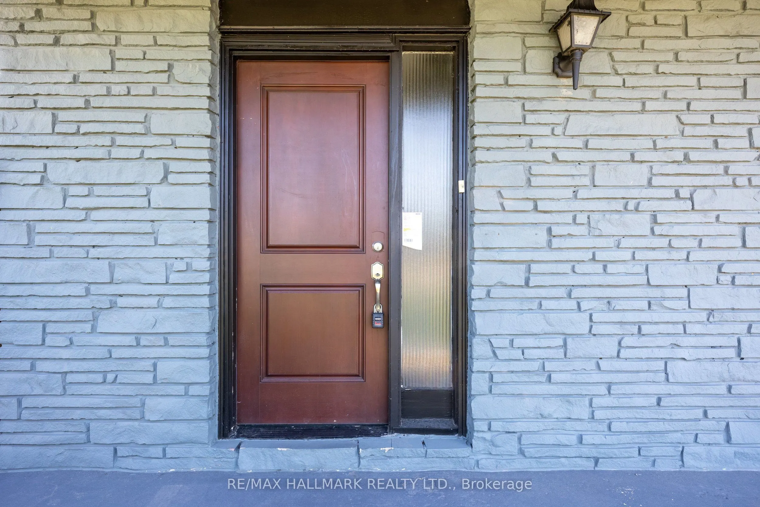 109 Thickson Road S