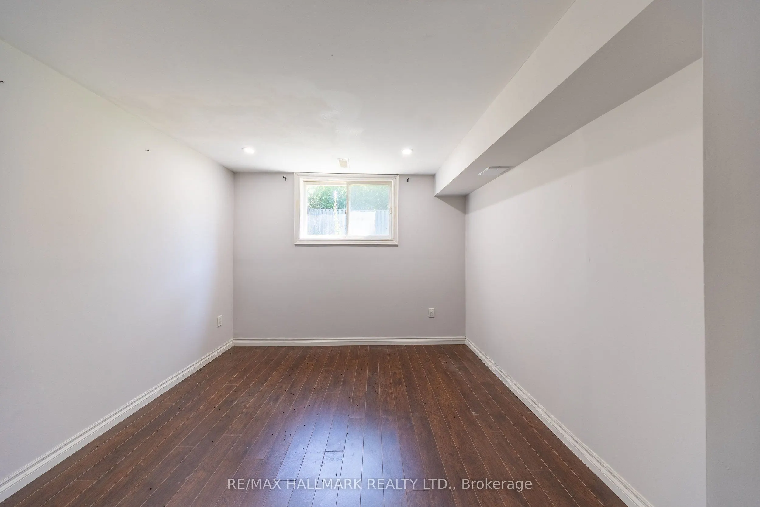 109 Thickson Road S