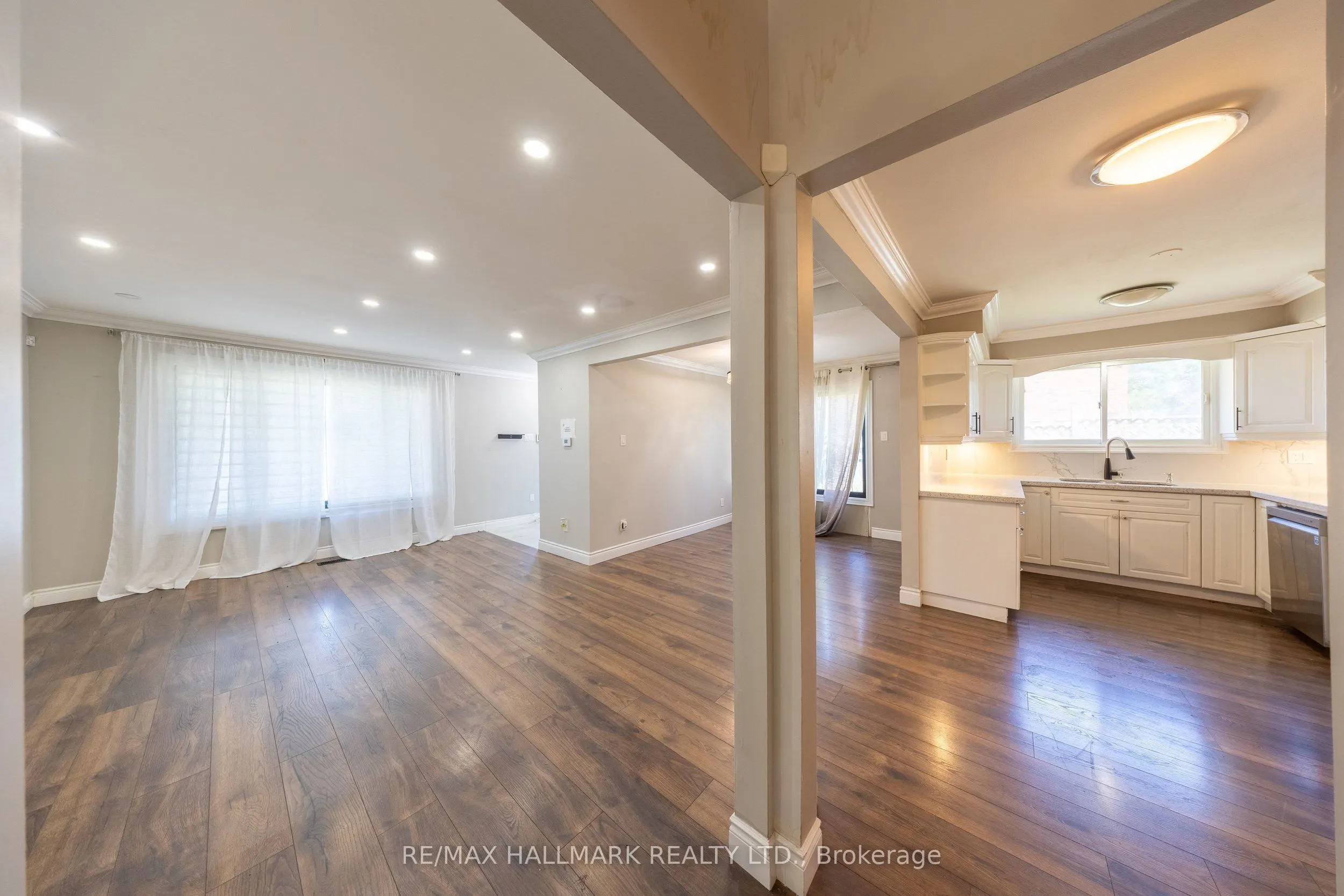 109 Thickson Road S