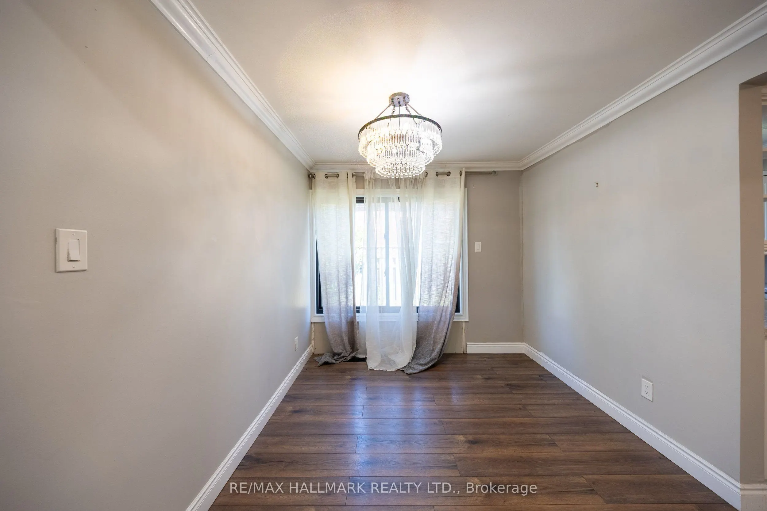 109 Thickson Road S