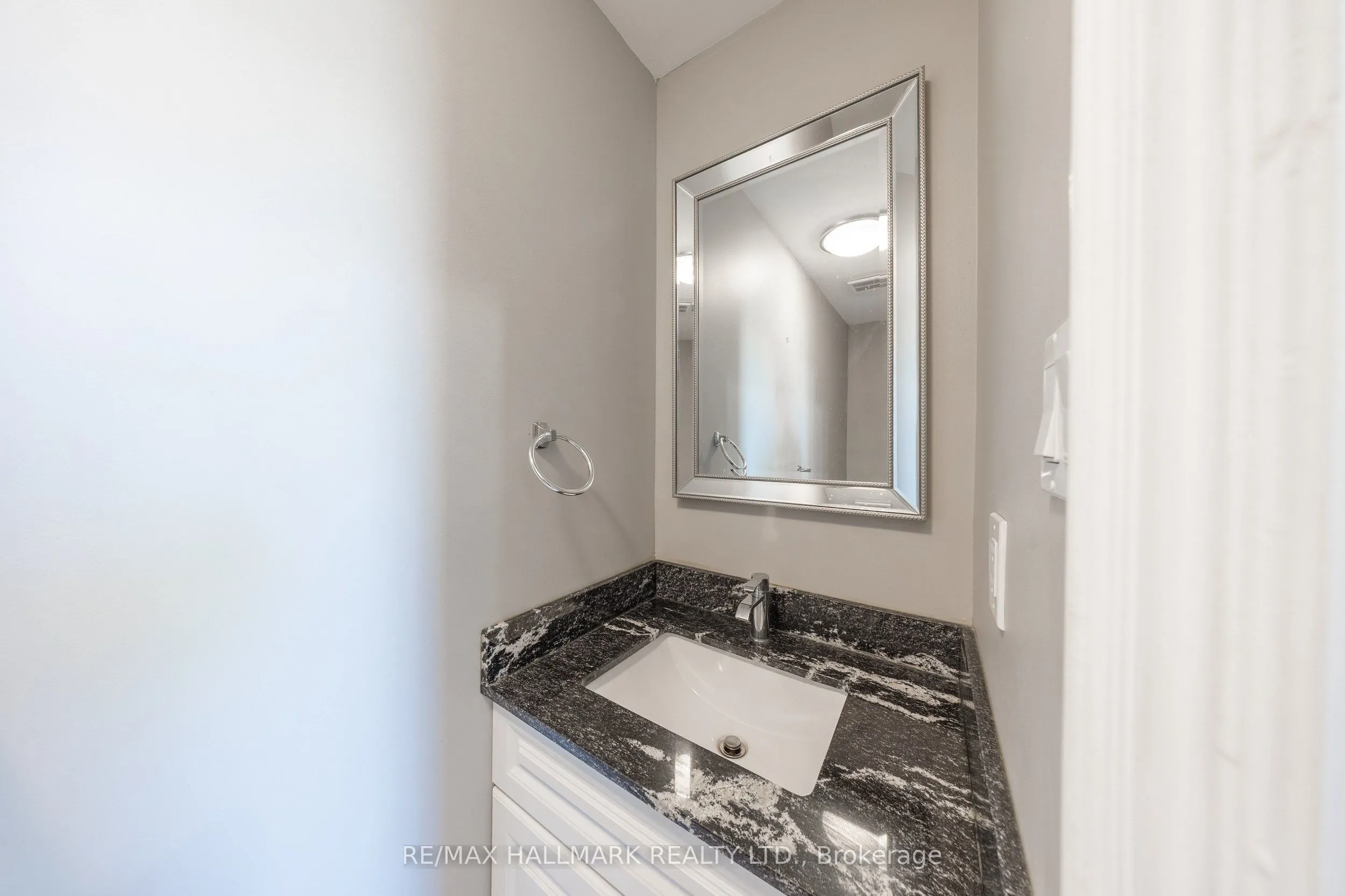 109 Thickson Road S