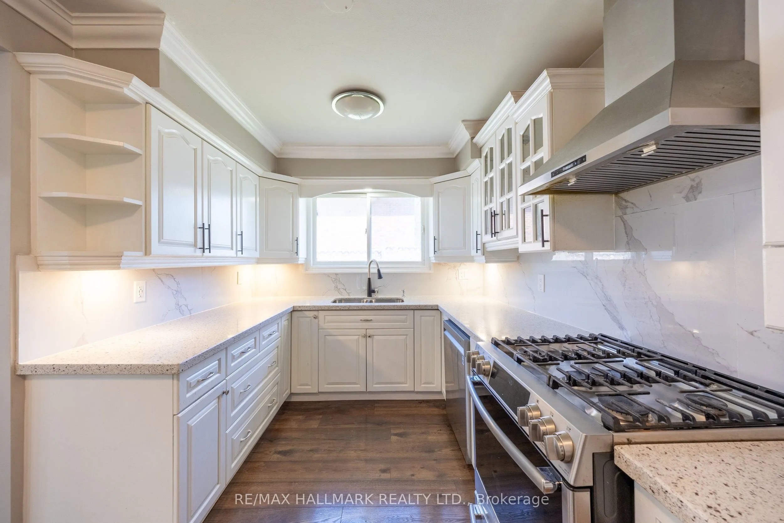 109 Thickson Road S