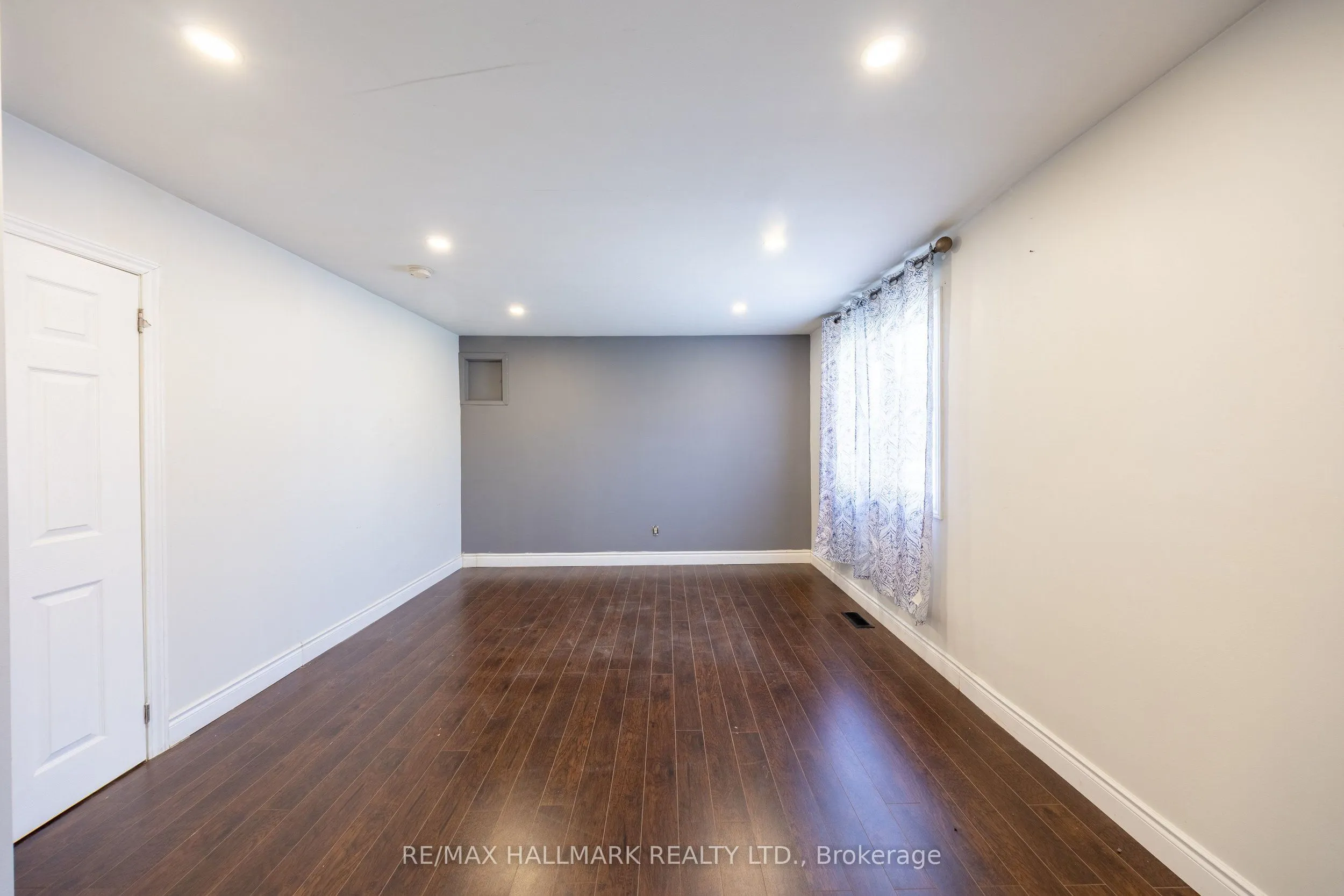 109 Thickson Road S