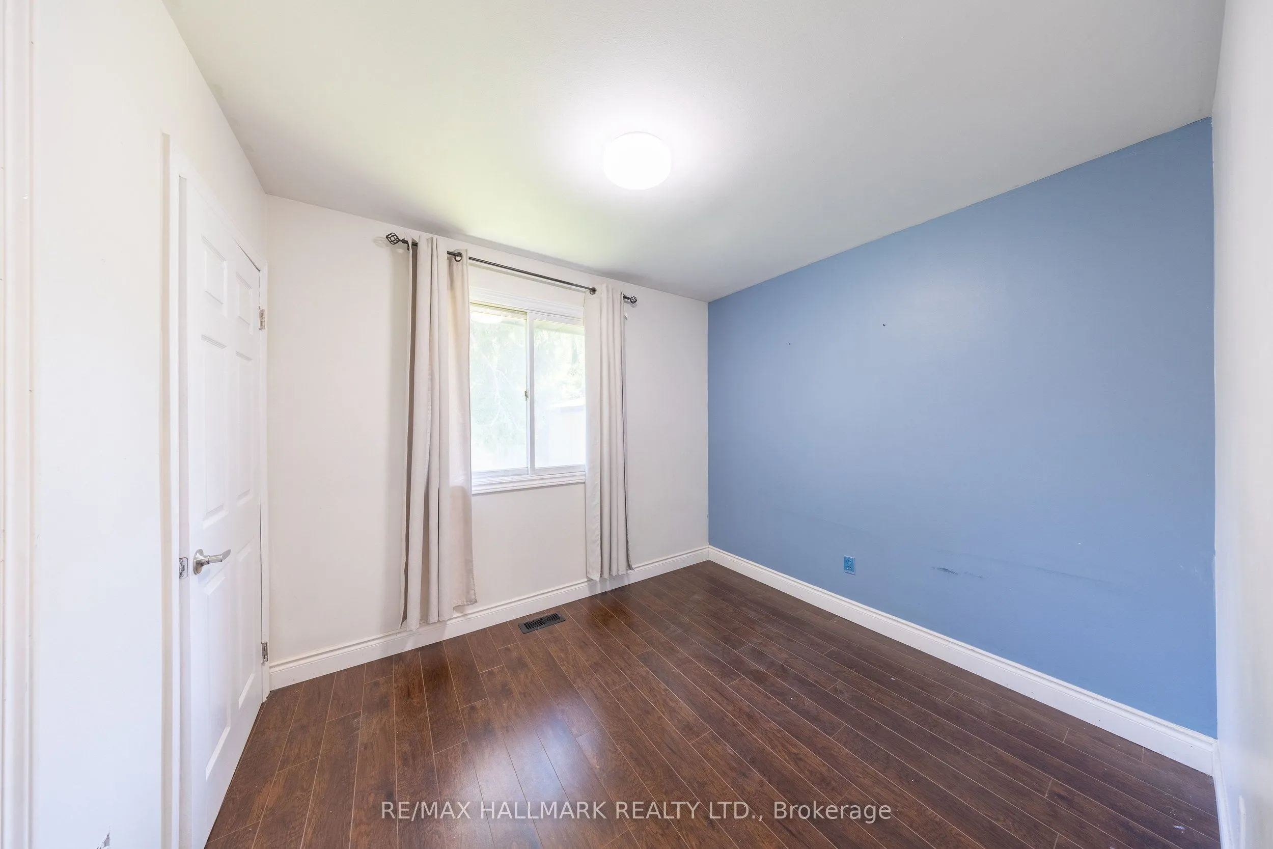 109 Thickson Road S