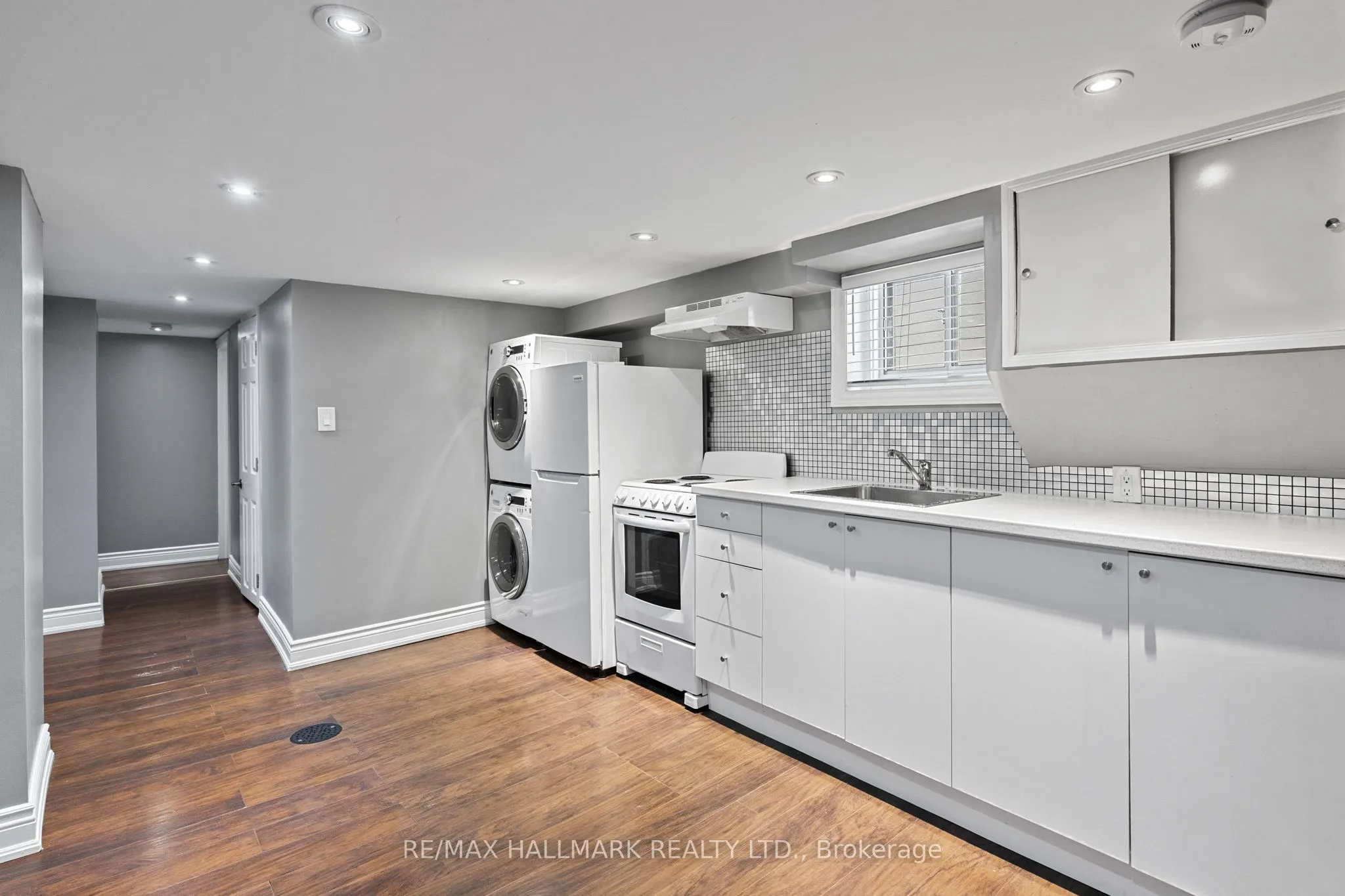 8 Davies Crescent