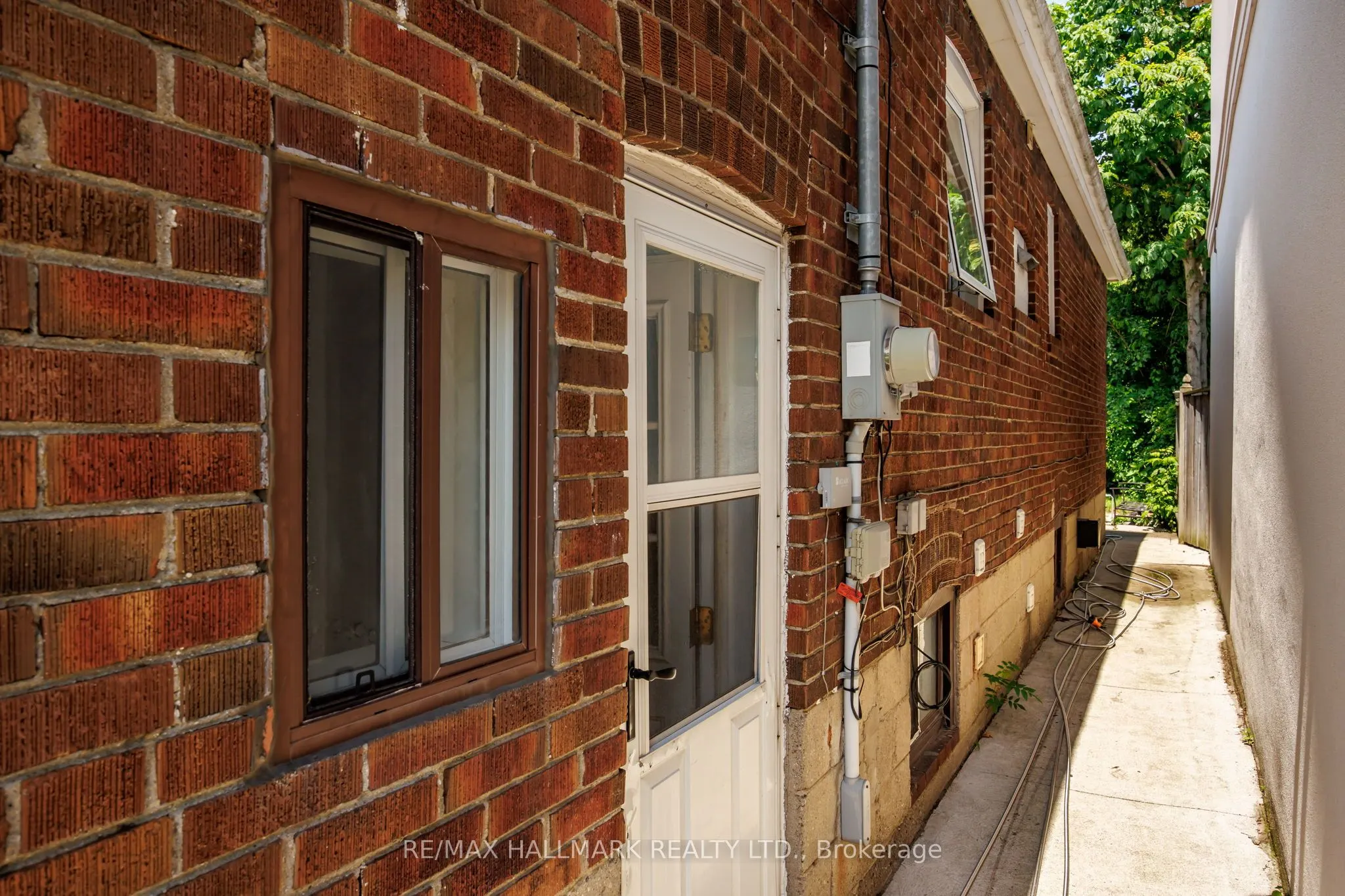 8 Davies Crescent
