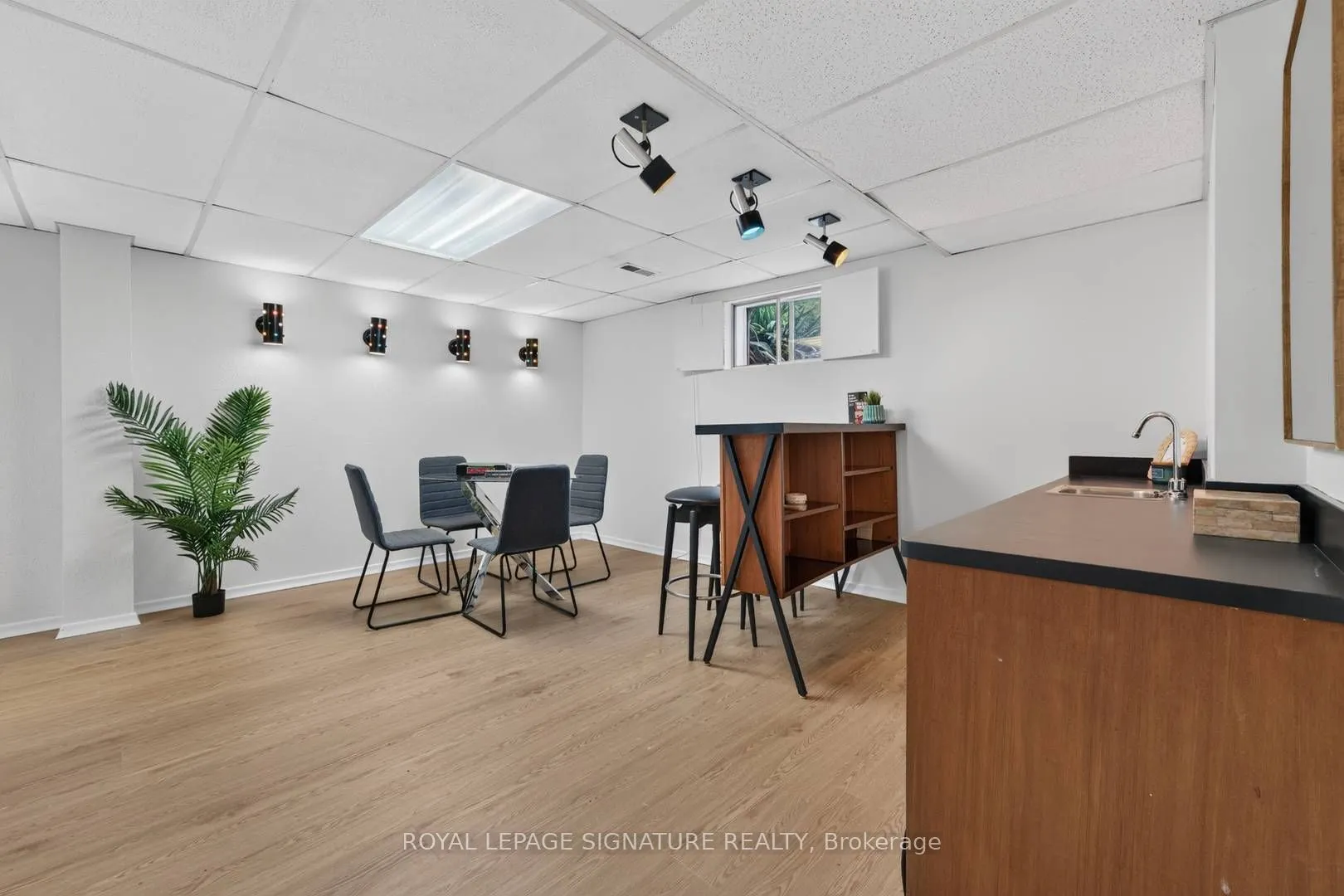 11 Regency Square