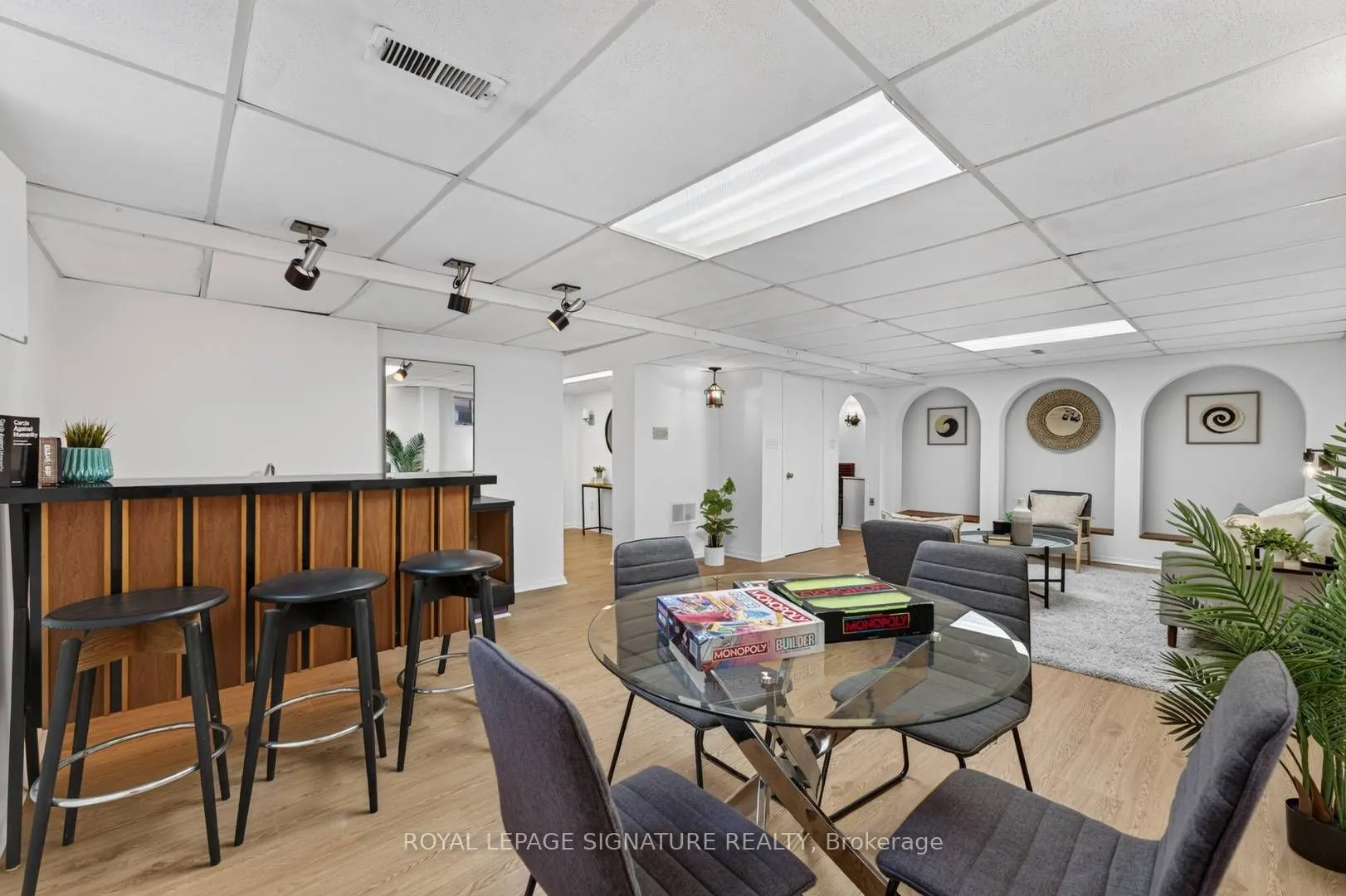 11 Regency Square