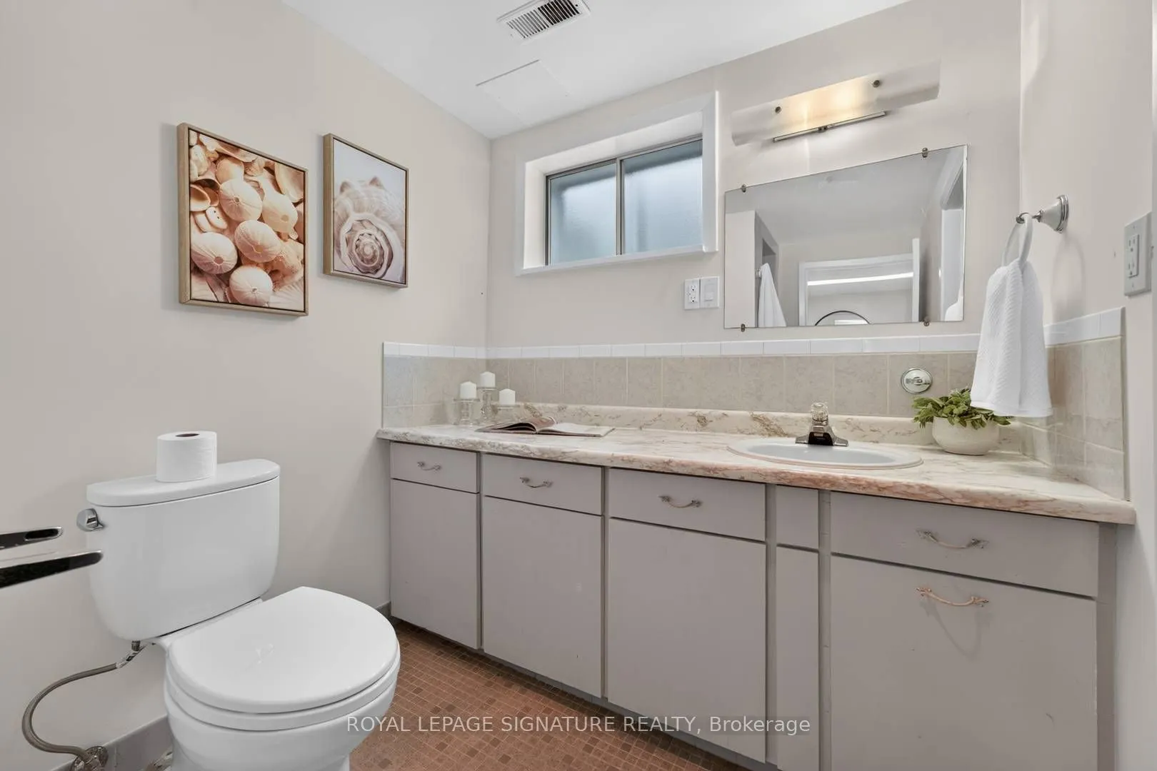 11 Regency Square