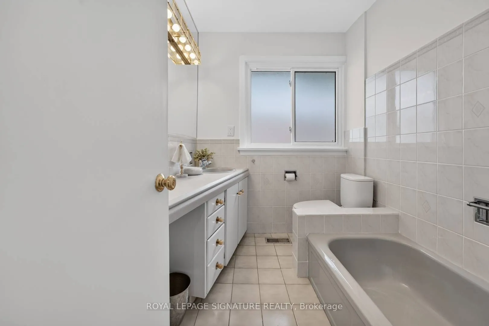 11 Regency Square