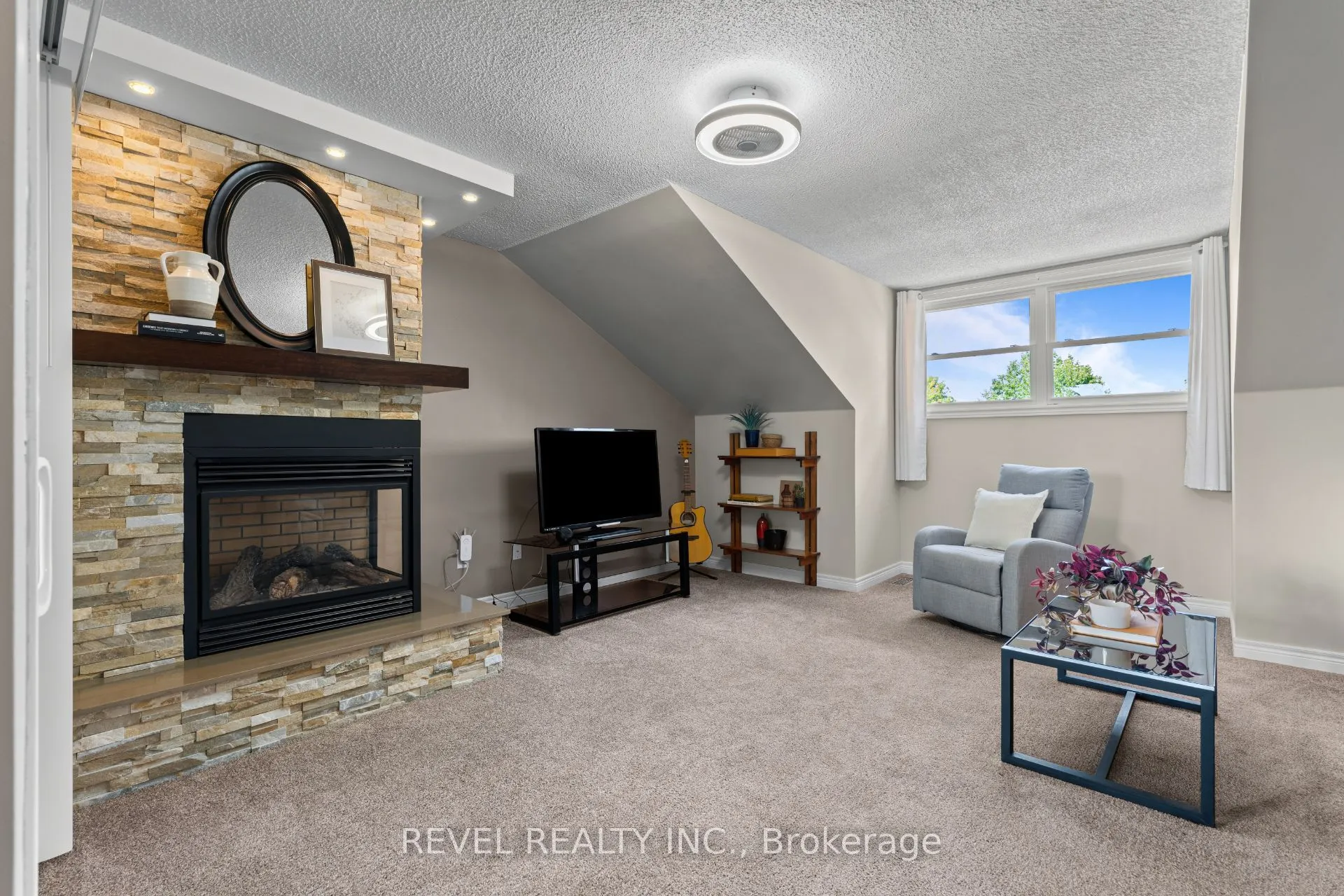 1610 Heathside Crescent