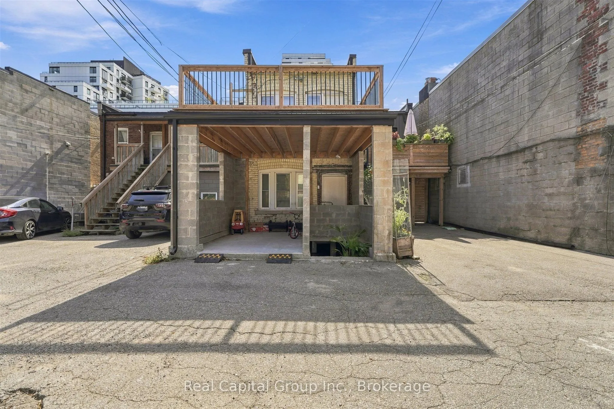 1564 Queen Street E