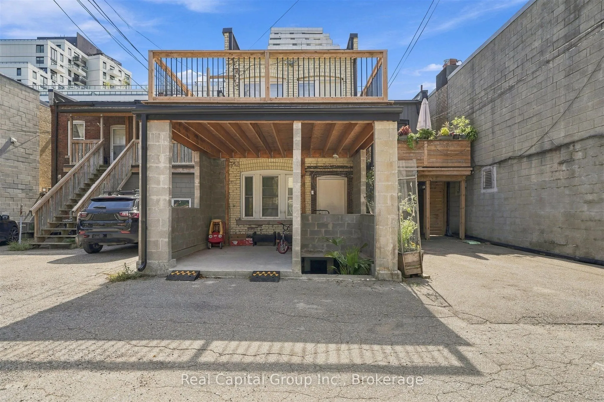 1564 Queen Street E