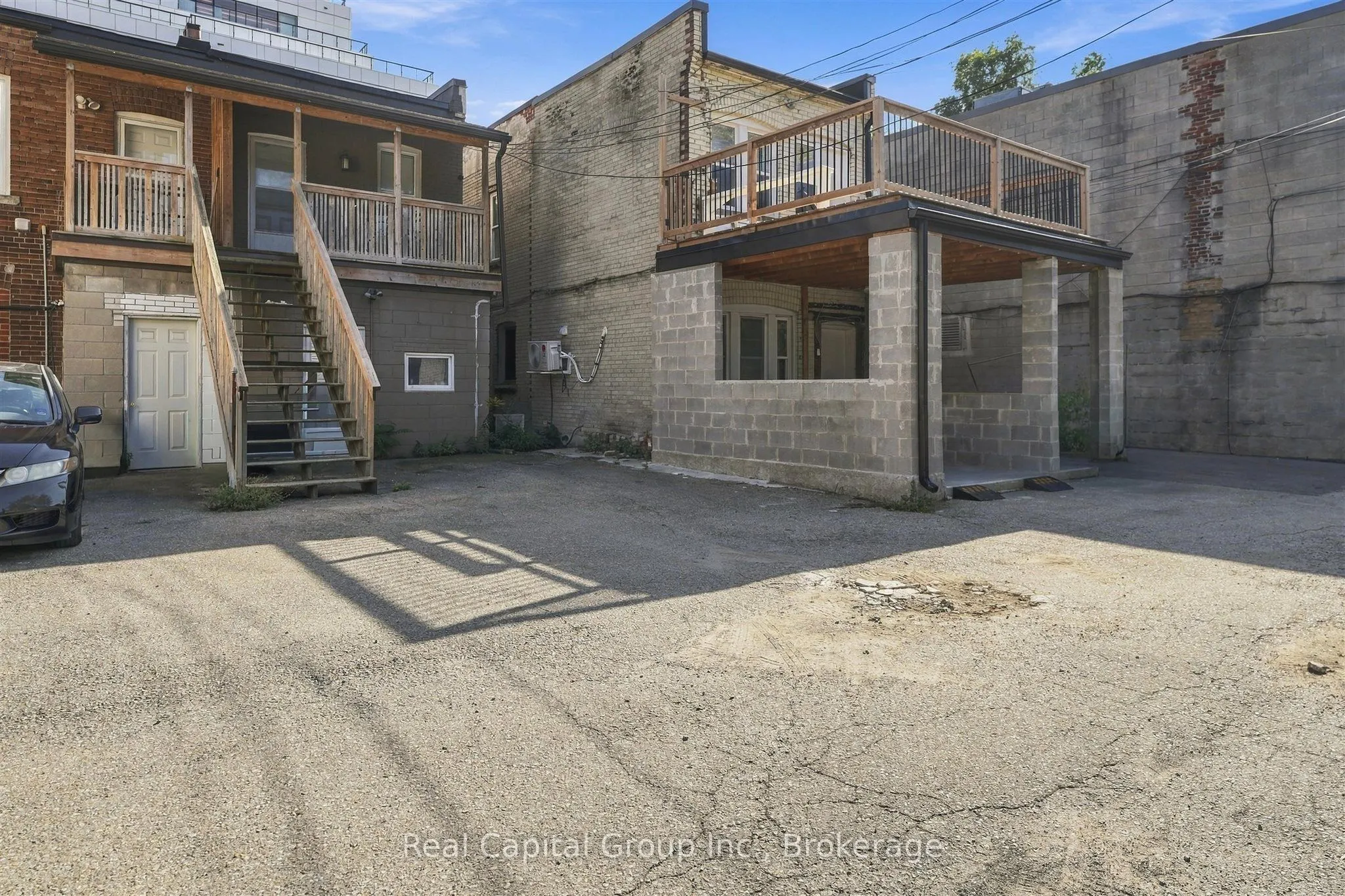 1564 Queen Street E