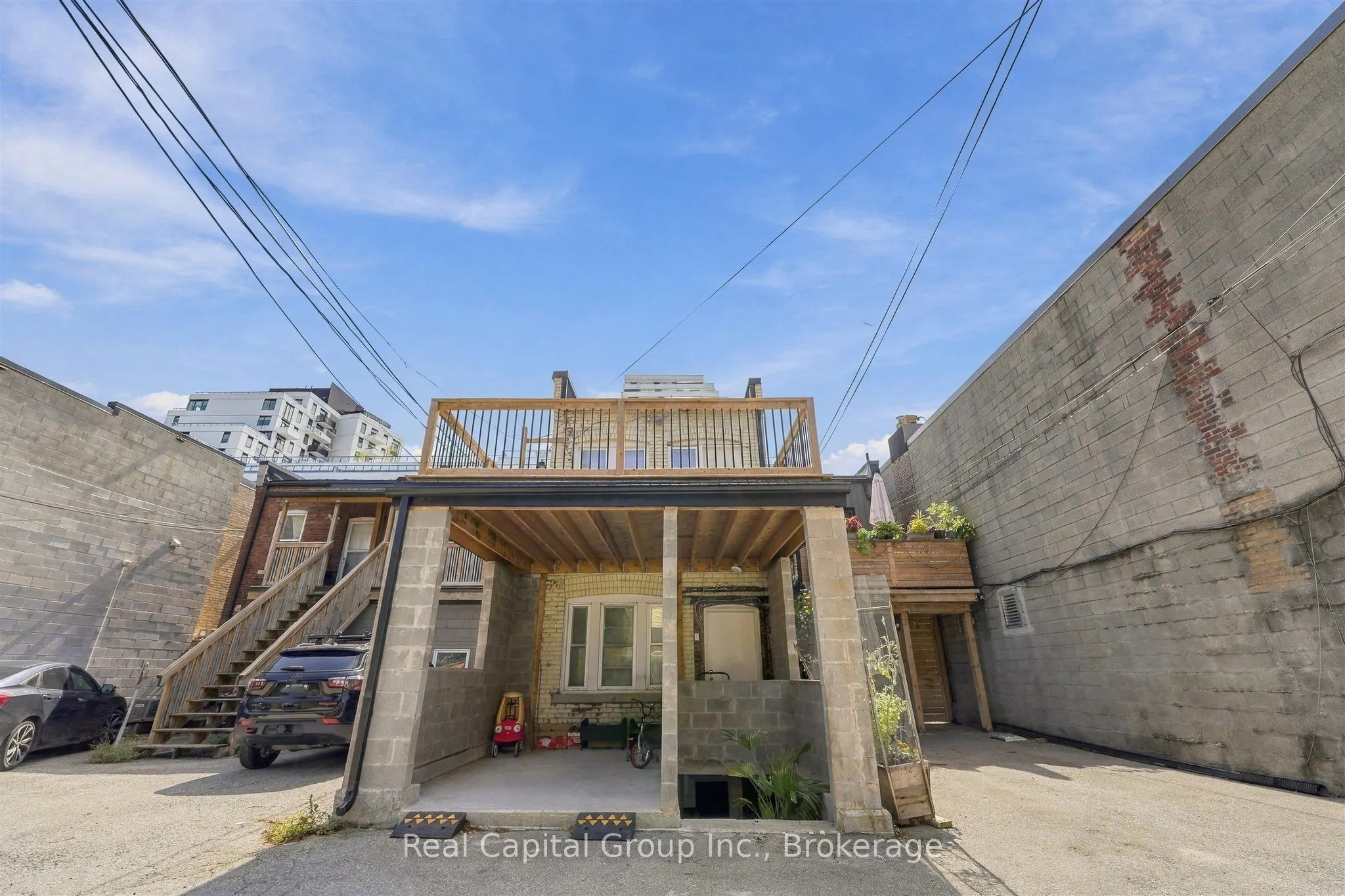 1564 Queen Street E