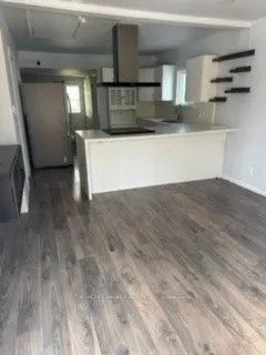 182 Bloor Street W
