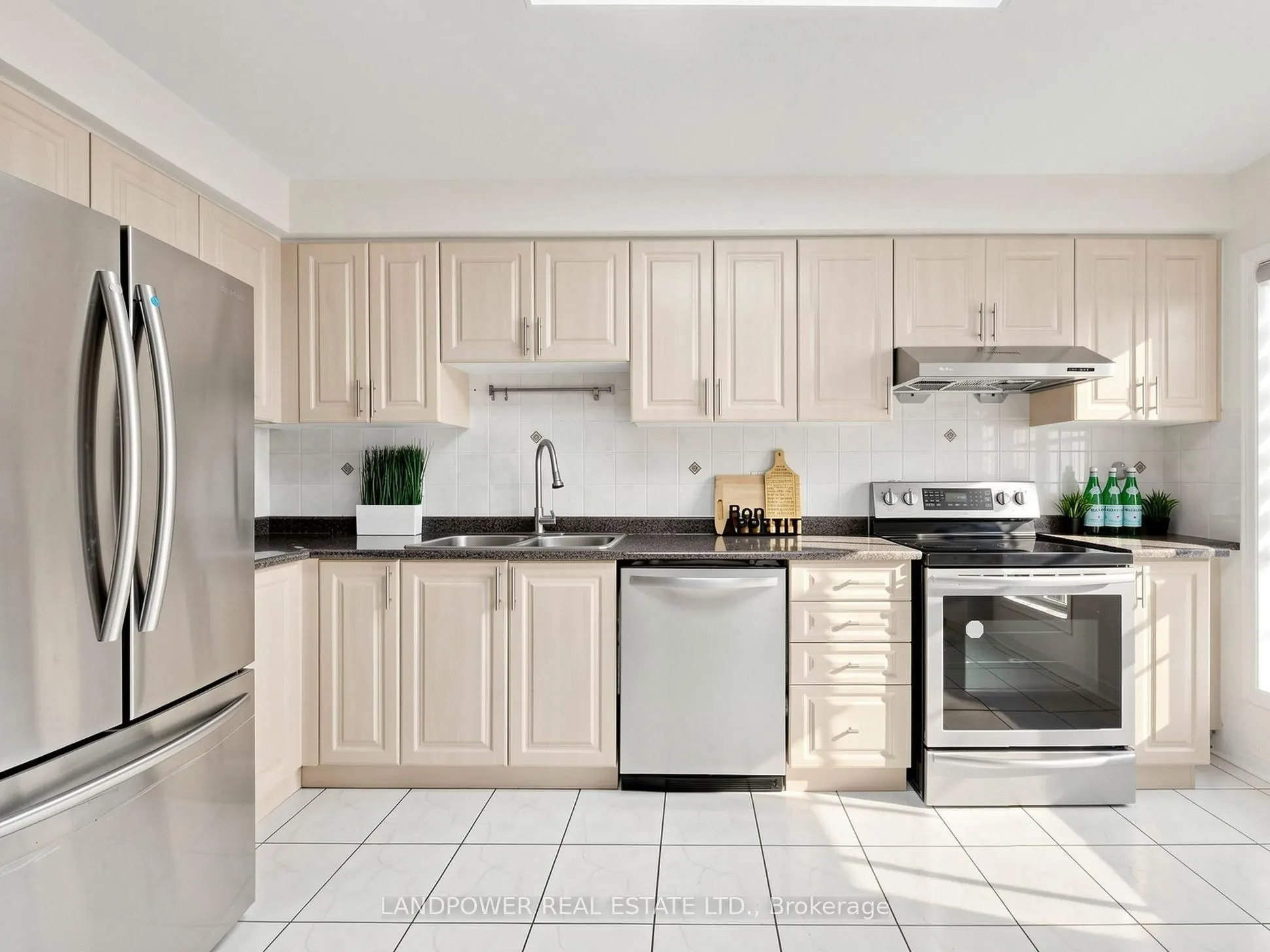 821 Sandhurst Circle #11