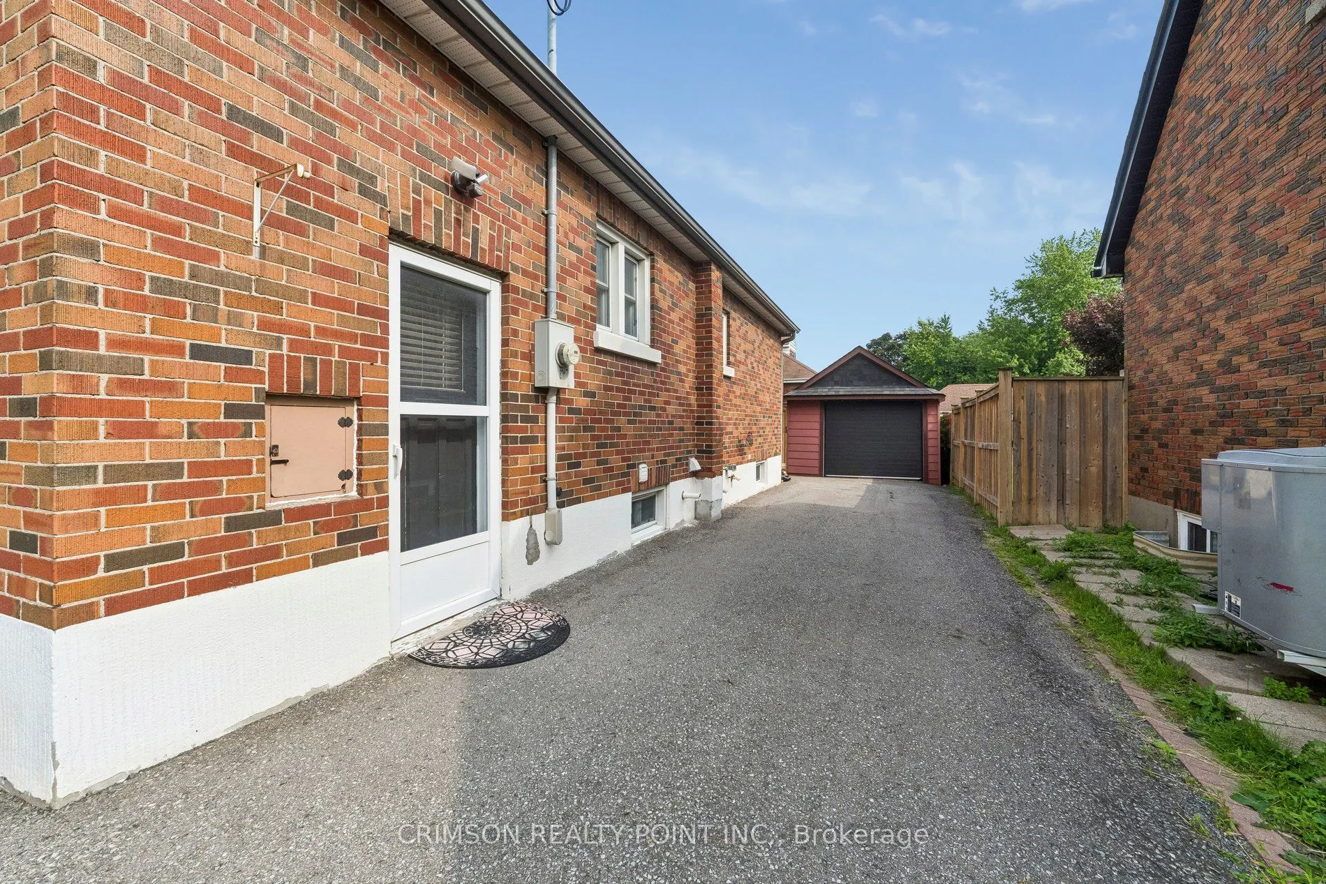 503 Athol Street E