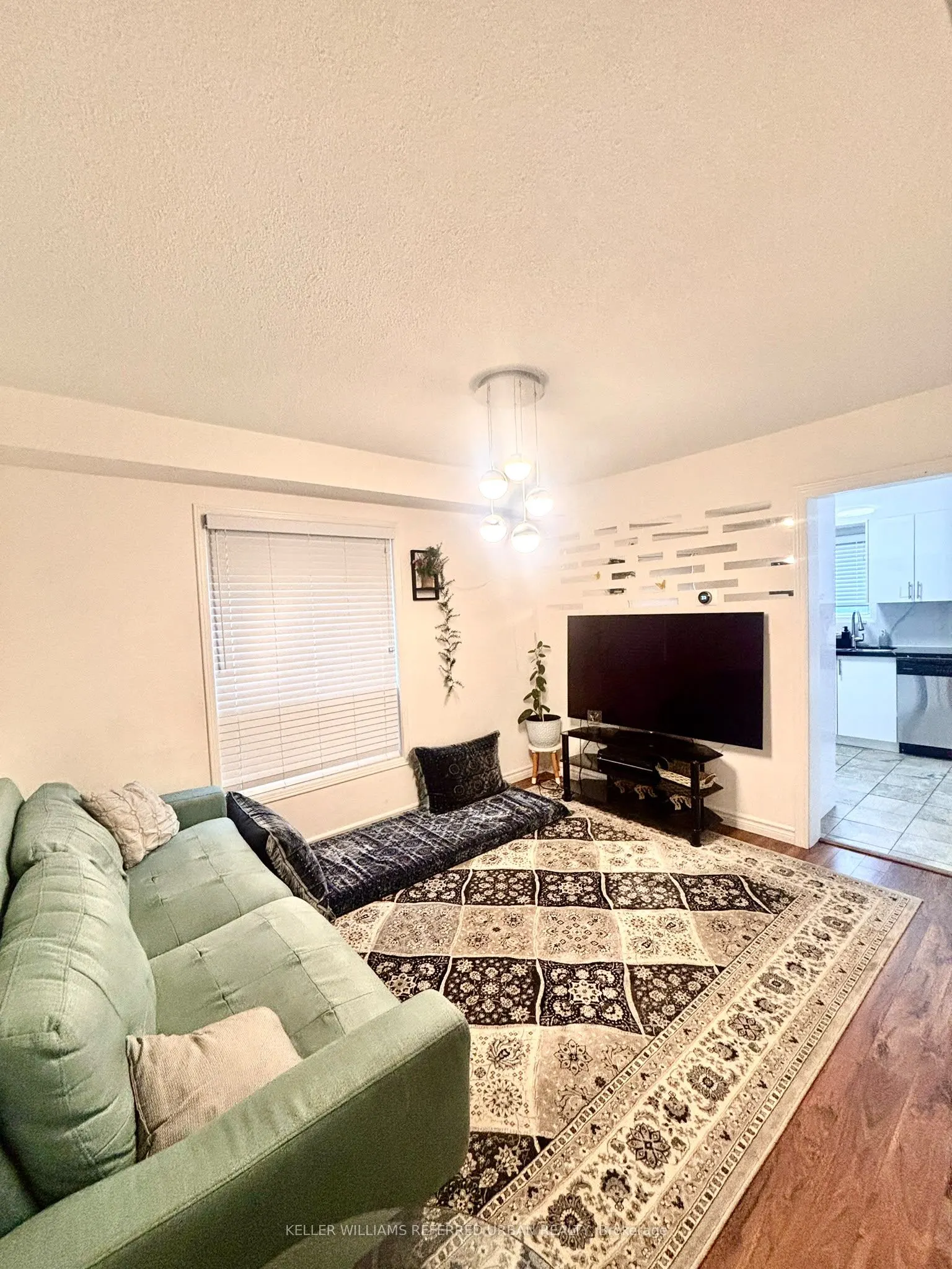 24 Holmes Crescent