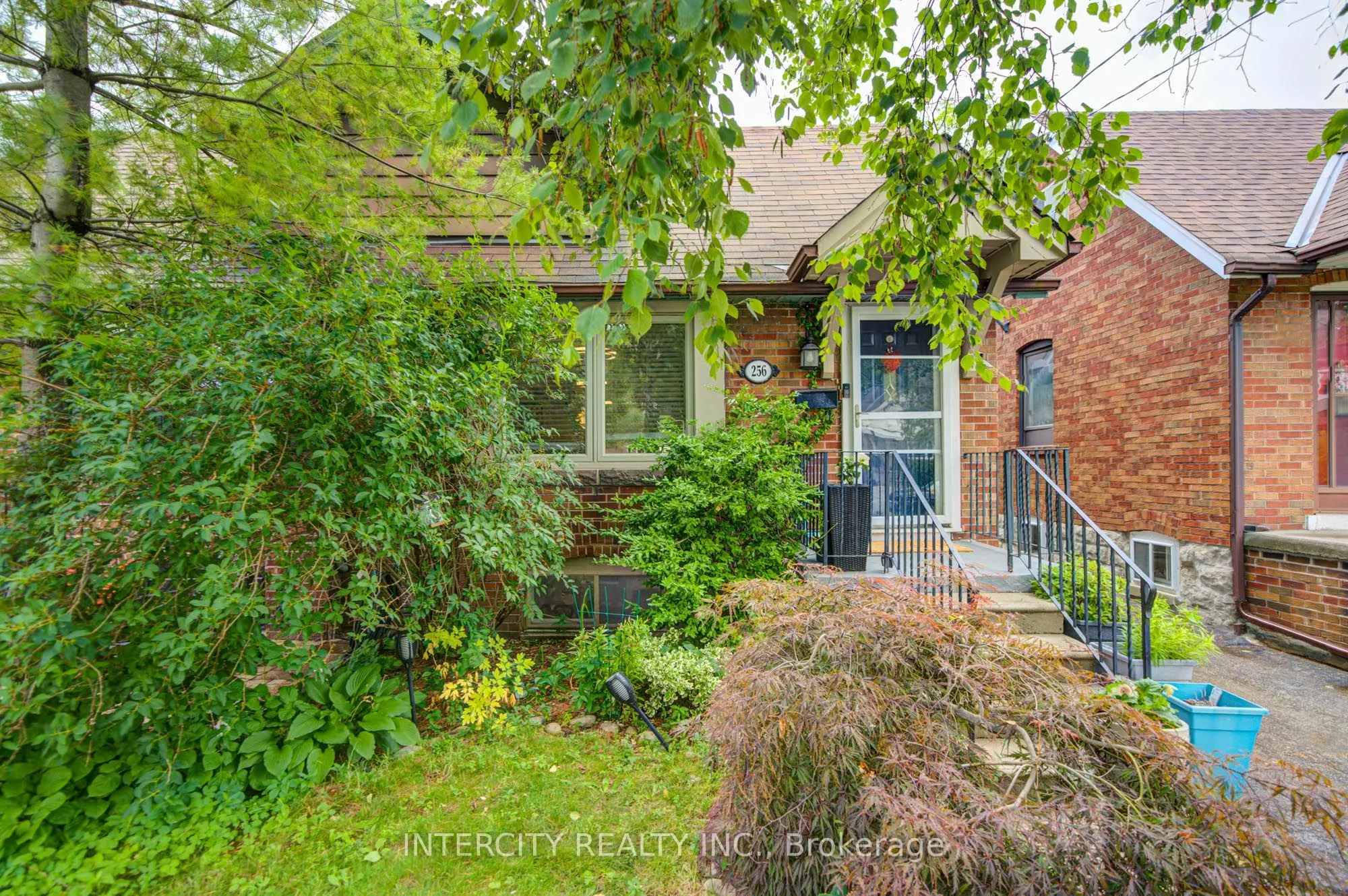 256 Blantyre Avenue
