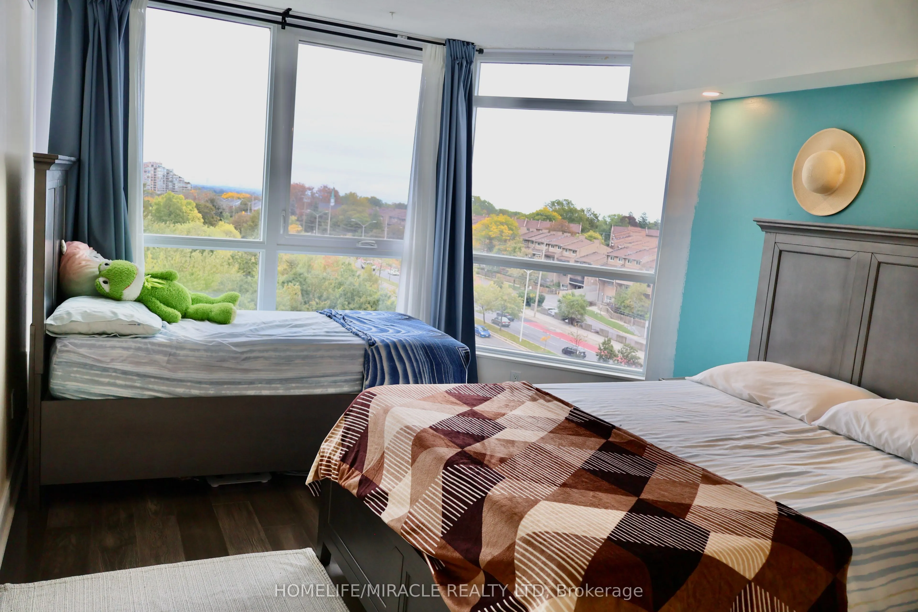 3233 Eglinton Avenue E #802