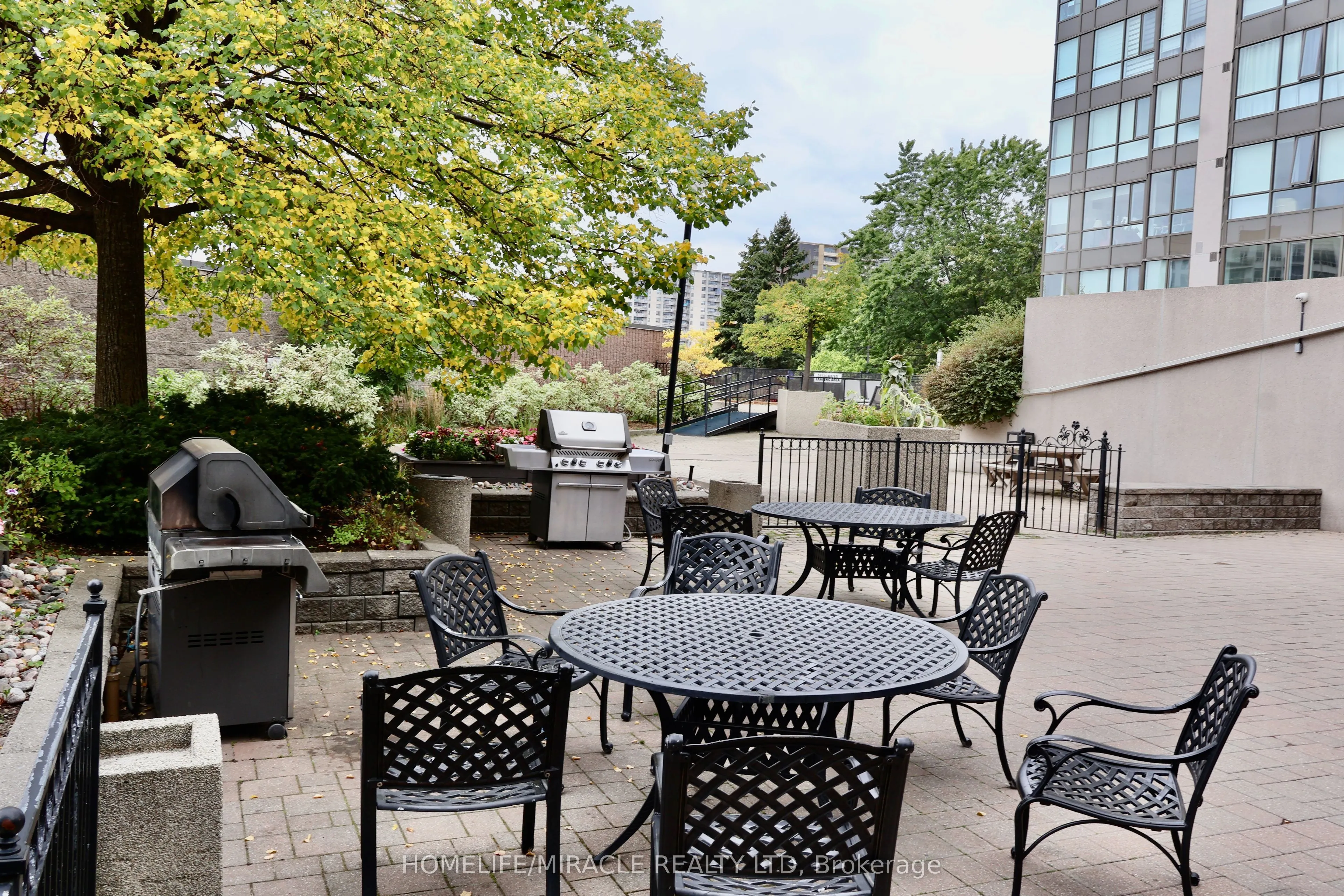 3233 Eglinton Avenue E #802