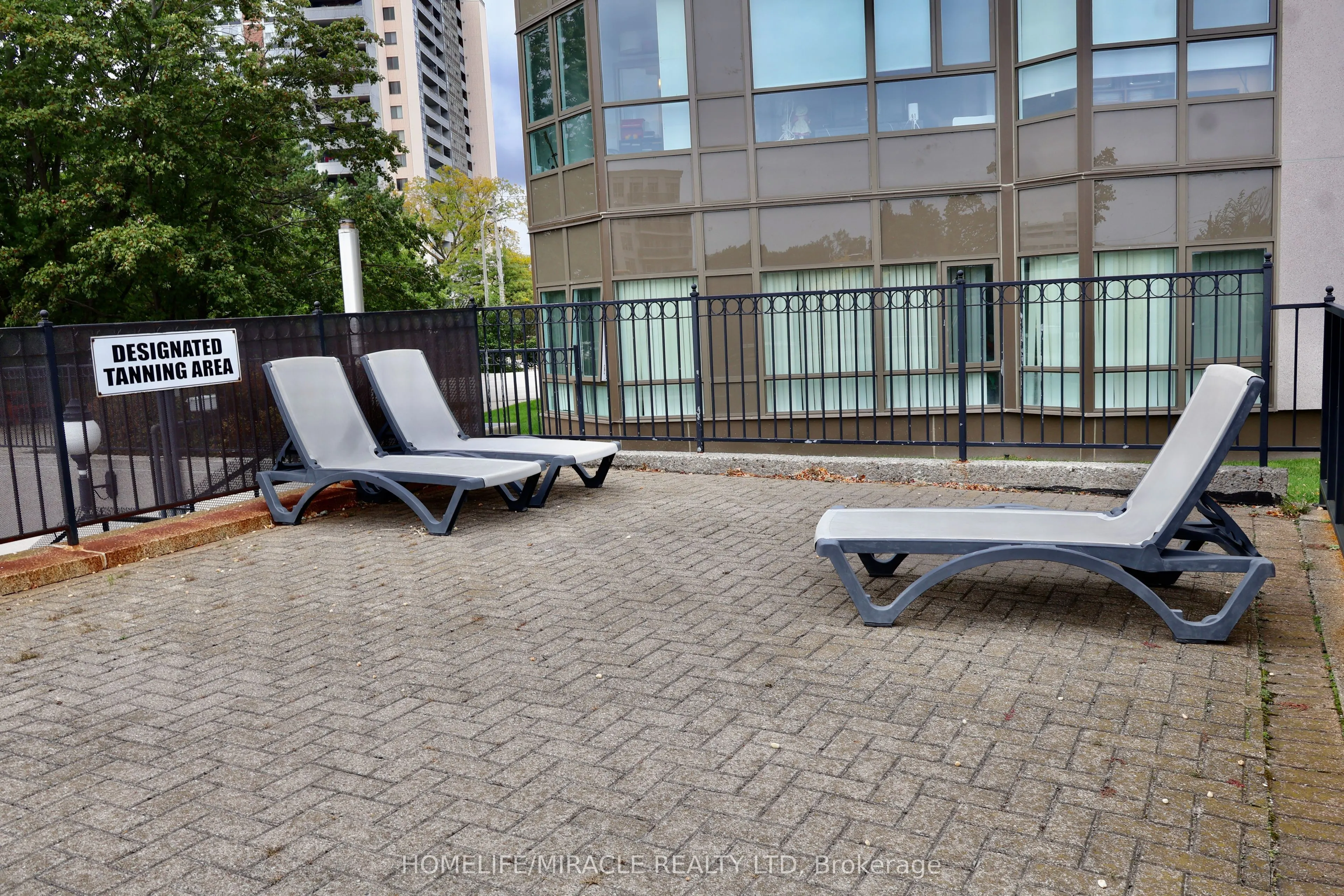 3233 Eglinton Avenue E #802
