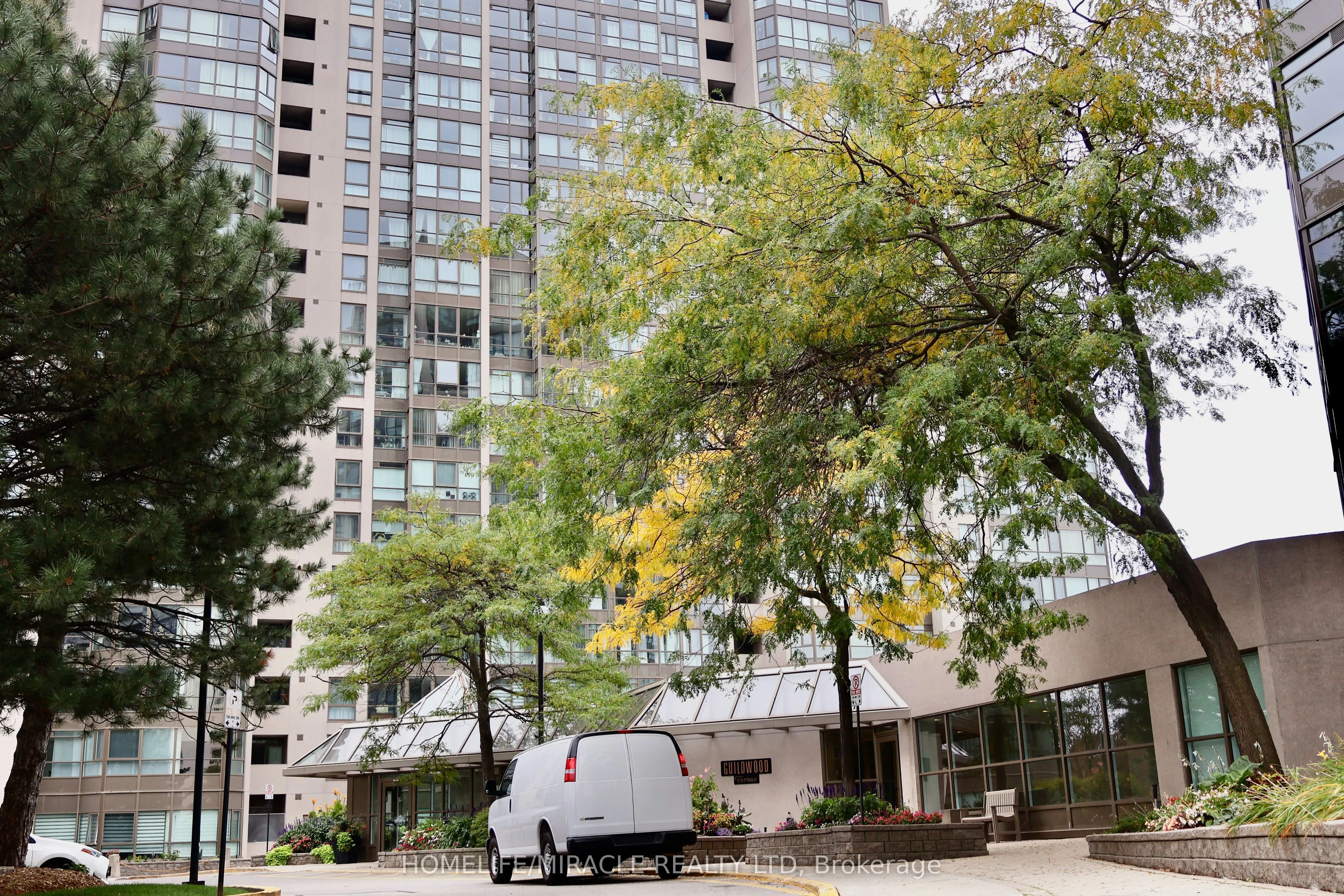 3233 Eglinton Avenue E #802