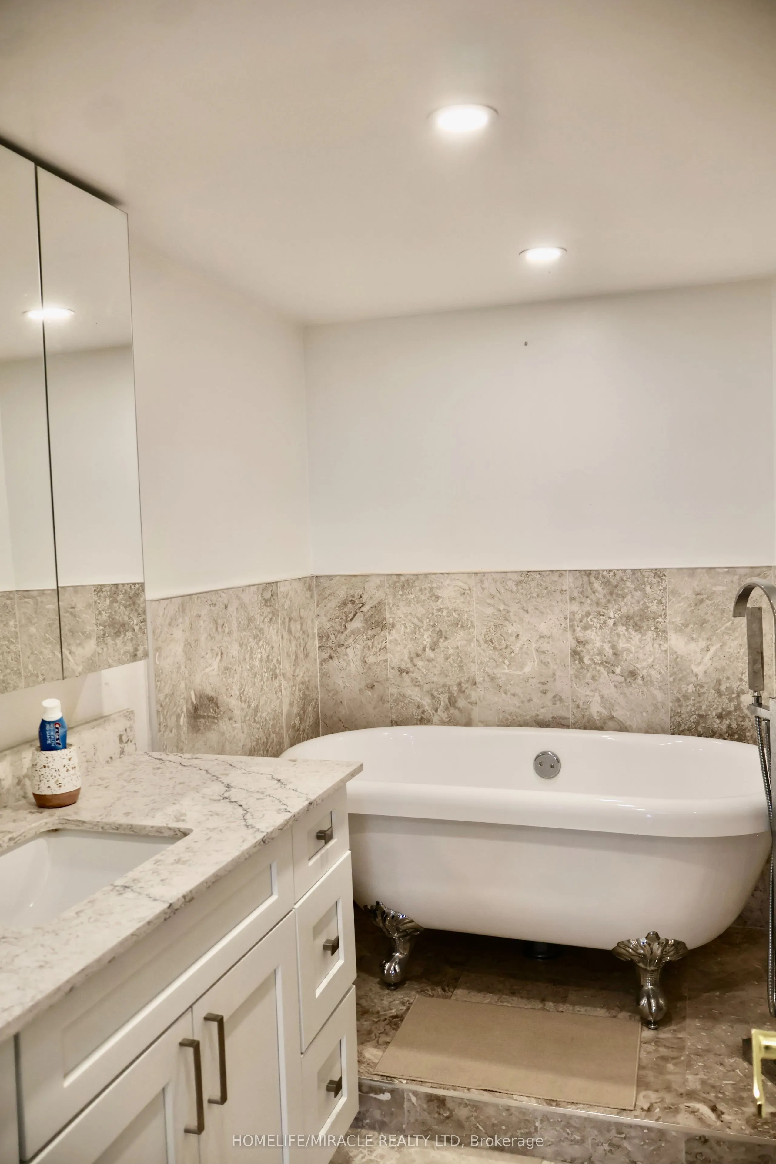 3233 Eglinton Avenue E #802