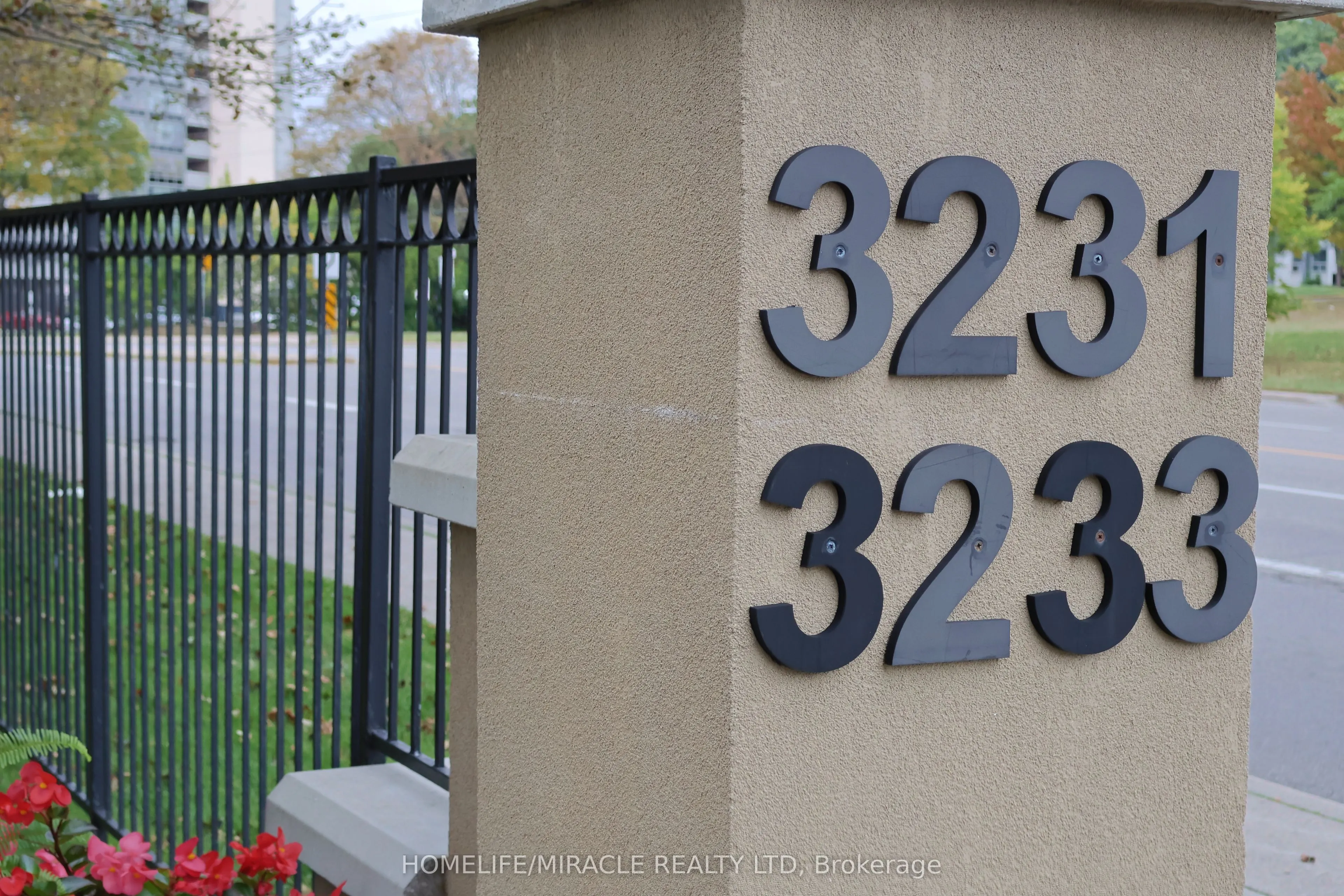 3233 Eglinton Avenue E #802